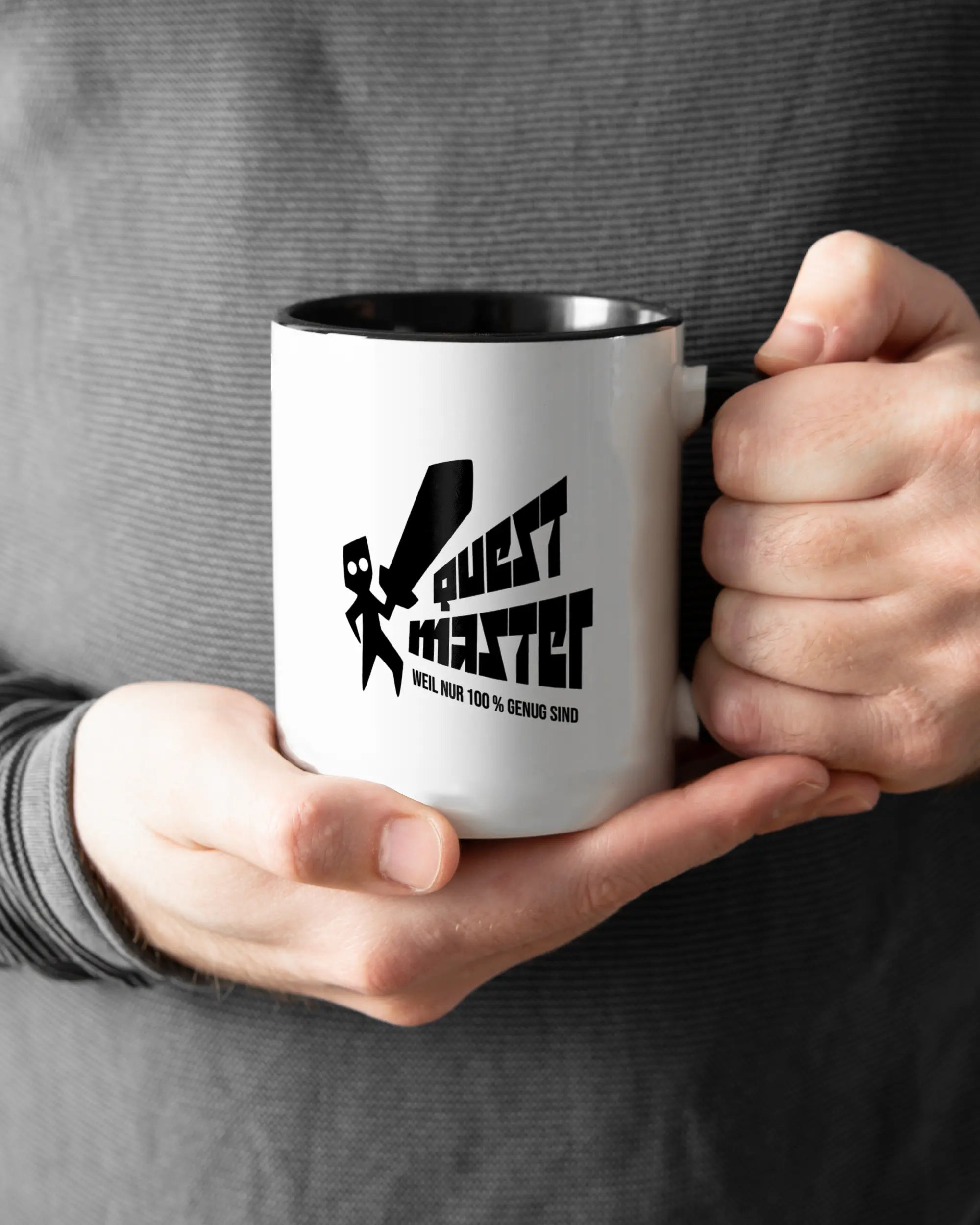 Closeup Modelshot Mann der beidseitig bedruckten Keramik Tasse von Maondo mit dem Design Quest Master in der Farbe Schwarz-Weiß