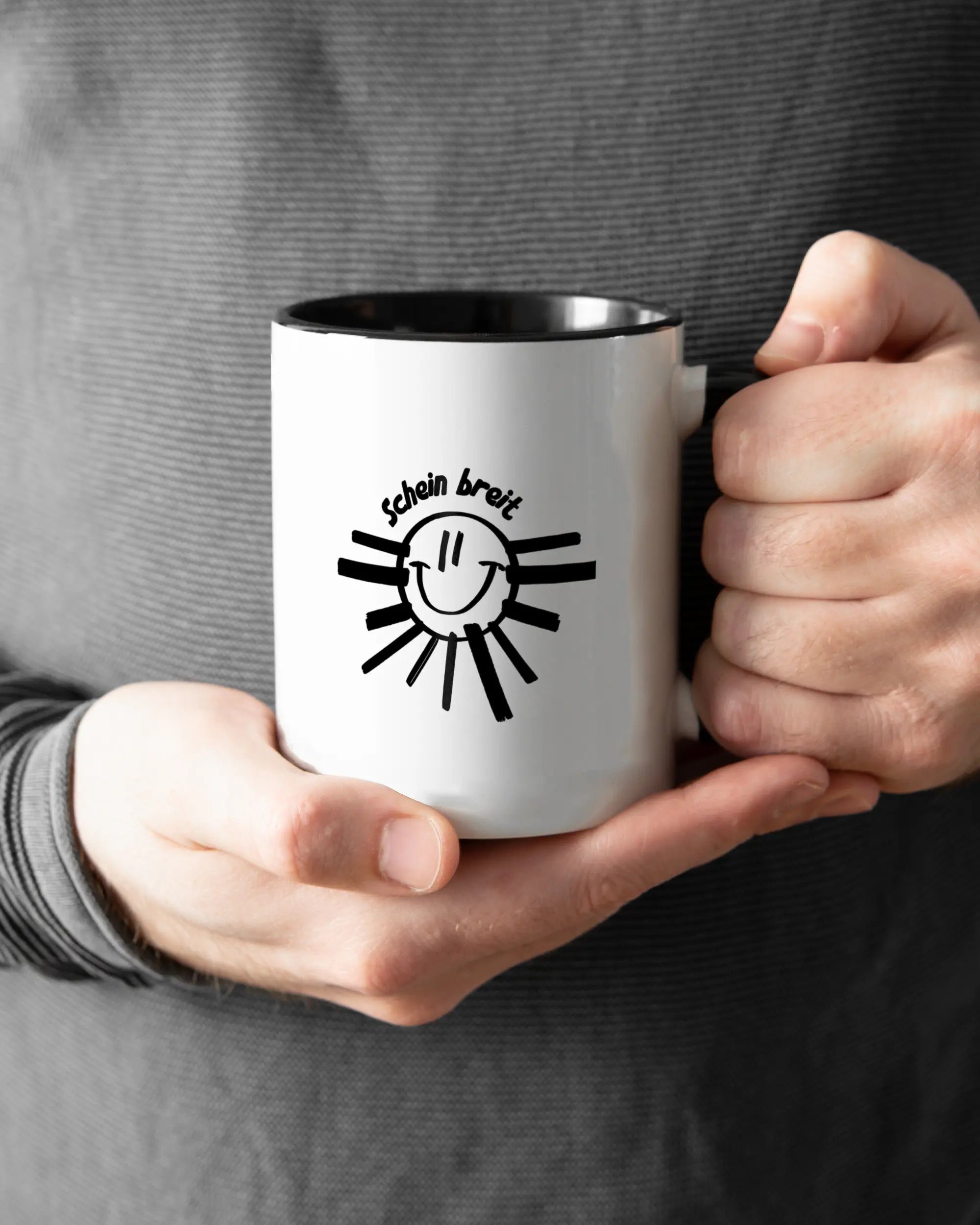 Closeup Modelshot Mann der beidseitig bedruckten Keramik Tasse von Maondo mit dem Design Schein Breit in der Farbe Schwarz-Weiß