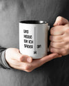 Closeup Modelshot Mann der beidseitig bedruckten Keramik Tasse von Maondo mit dem Design Abhängen in der Farbe Schwarz-Weiß