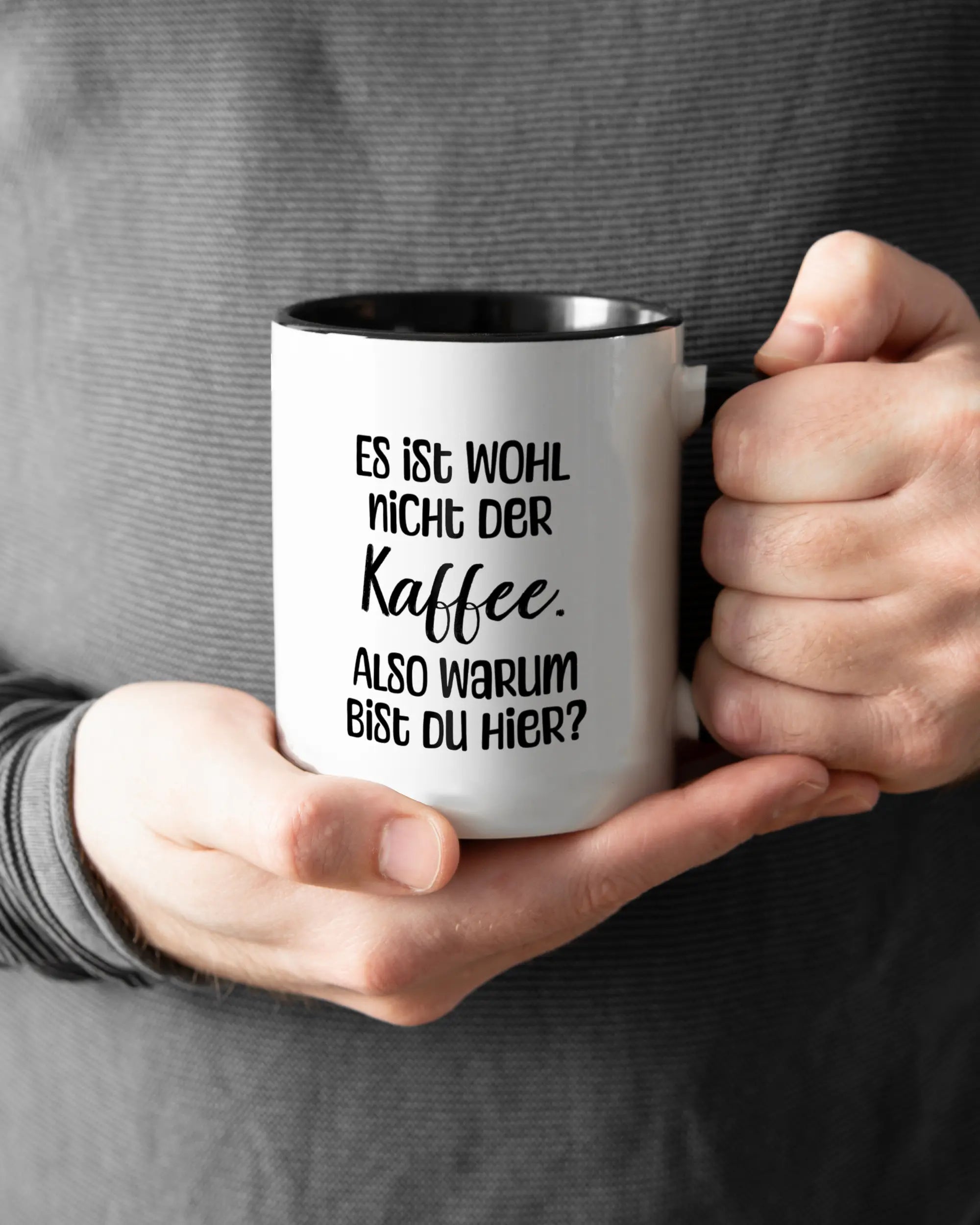 Closeup Modelshot Mann der beidseitig bedruckten Keramik Tasse von Maondo mit dem Design Kaffeeklatsch in der Farbe Schwarz-Weiß