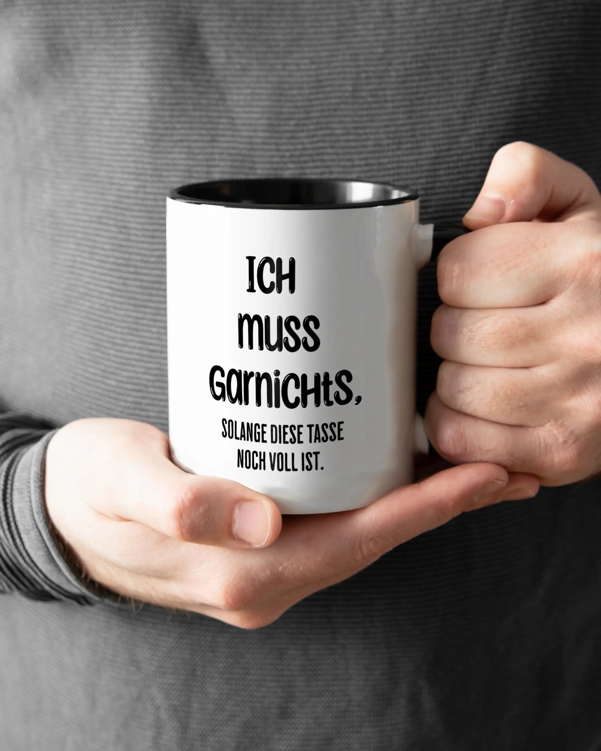 Closeup Modelshot Mann der beidseitig bedruckten Keramik Tasse von Maondo mit dem Design Verhandlungsspielraum in der Farbe Schwarz-Weiß