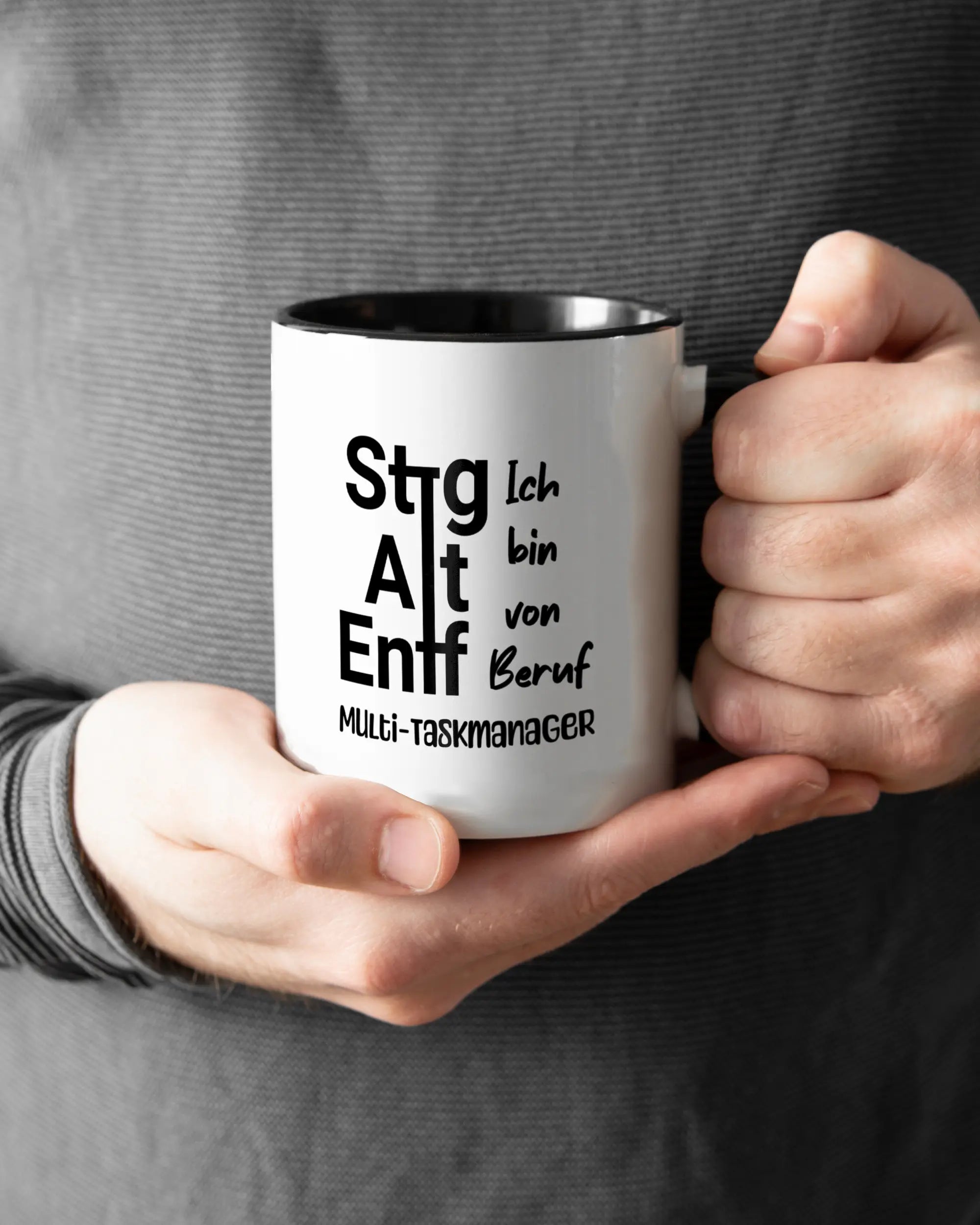 Closeup Modelshot Mann der beidseitig bedruckten Keramik Tasse von Maondo mit dem Design Multi-Taskmanager in der Farbe Schwarz-Weiß