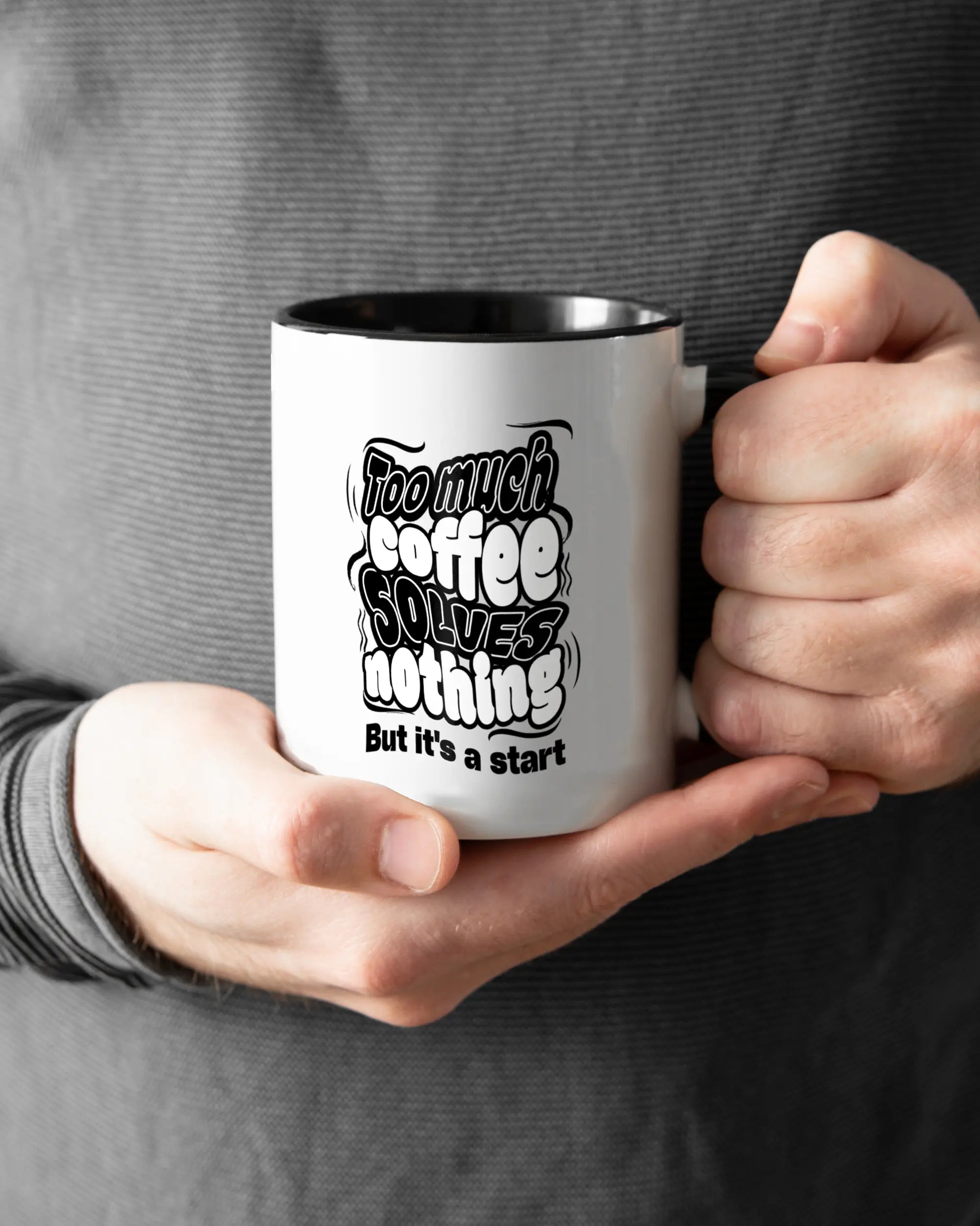 Closeup Modelshot Mann der beidseitig bedruckten Keramik Tasse von Maondo mit dem Design It's a start in der Farbe Schwarz-Weiß