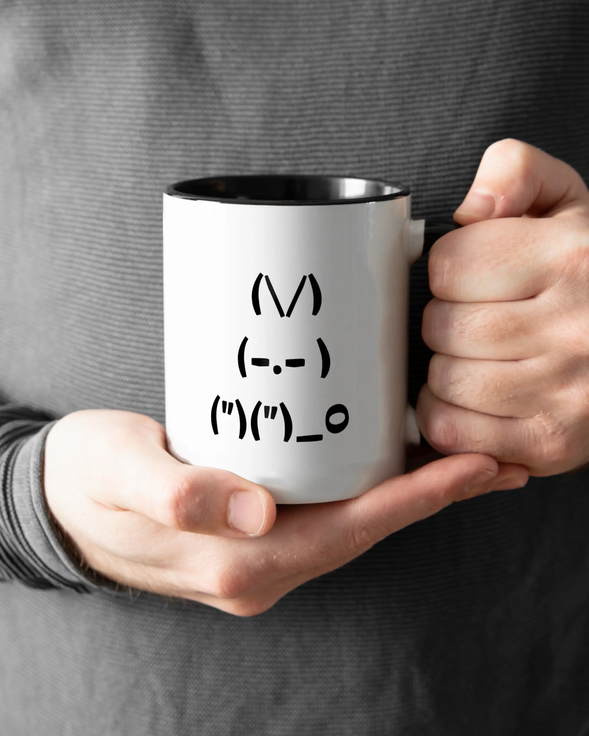 Closeup Modelshot Mann der beidseitig bedruckten Keramik Tasse von Maondo mit dem Design Nicer Hase in der Farbe Schwarz-Weiß