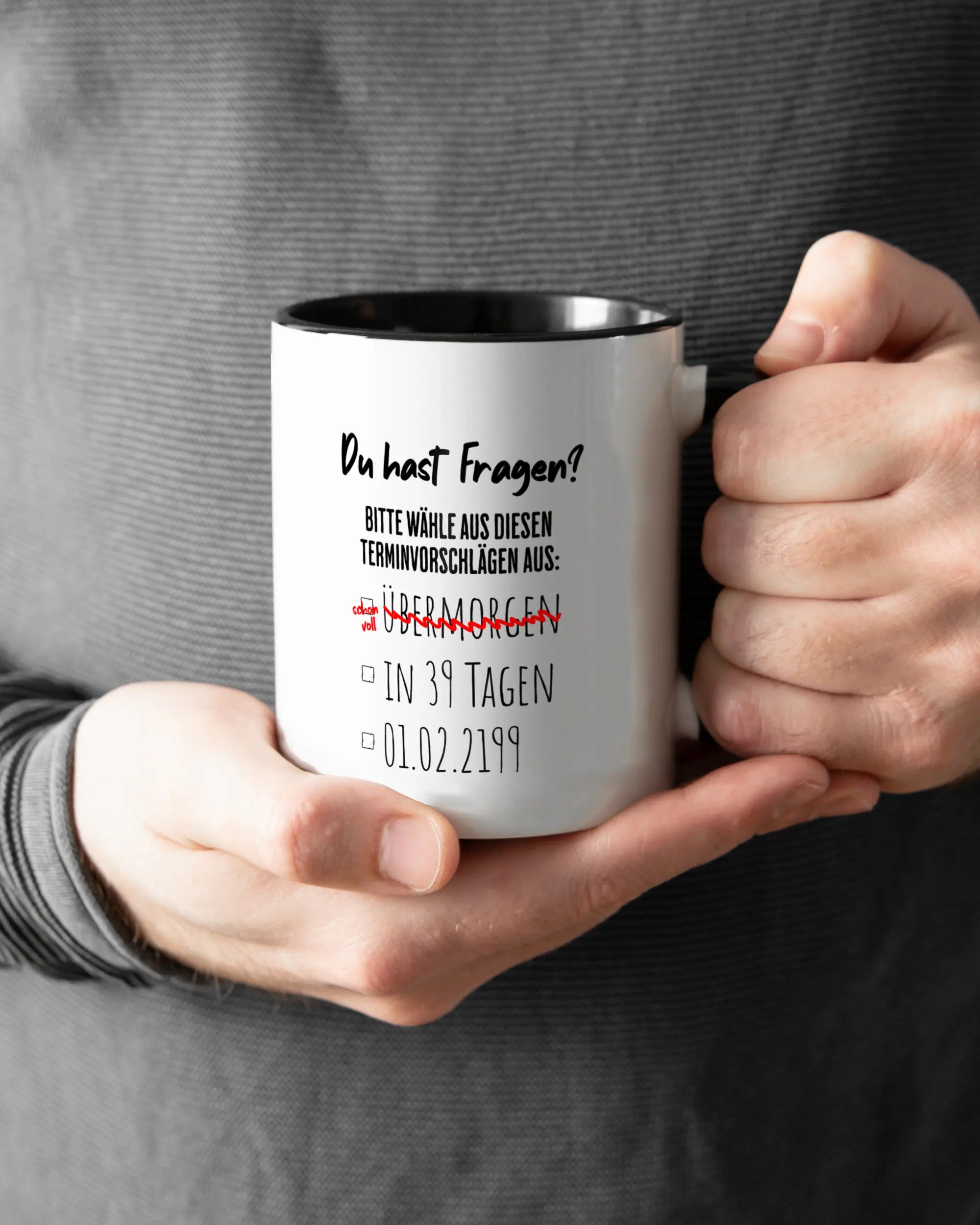 Closeup Modelshot Mann der beidseitig bedruckten Keramik Tasse von Maondo mit dem Design Heute nicht in der Farbe Schwarz-Weiß