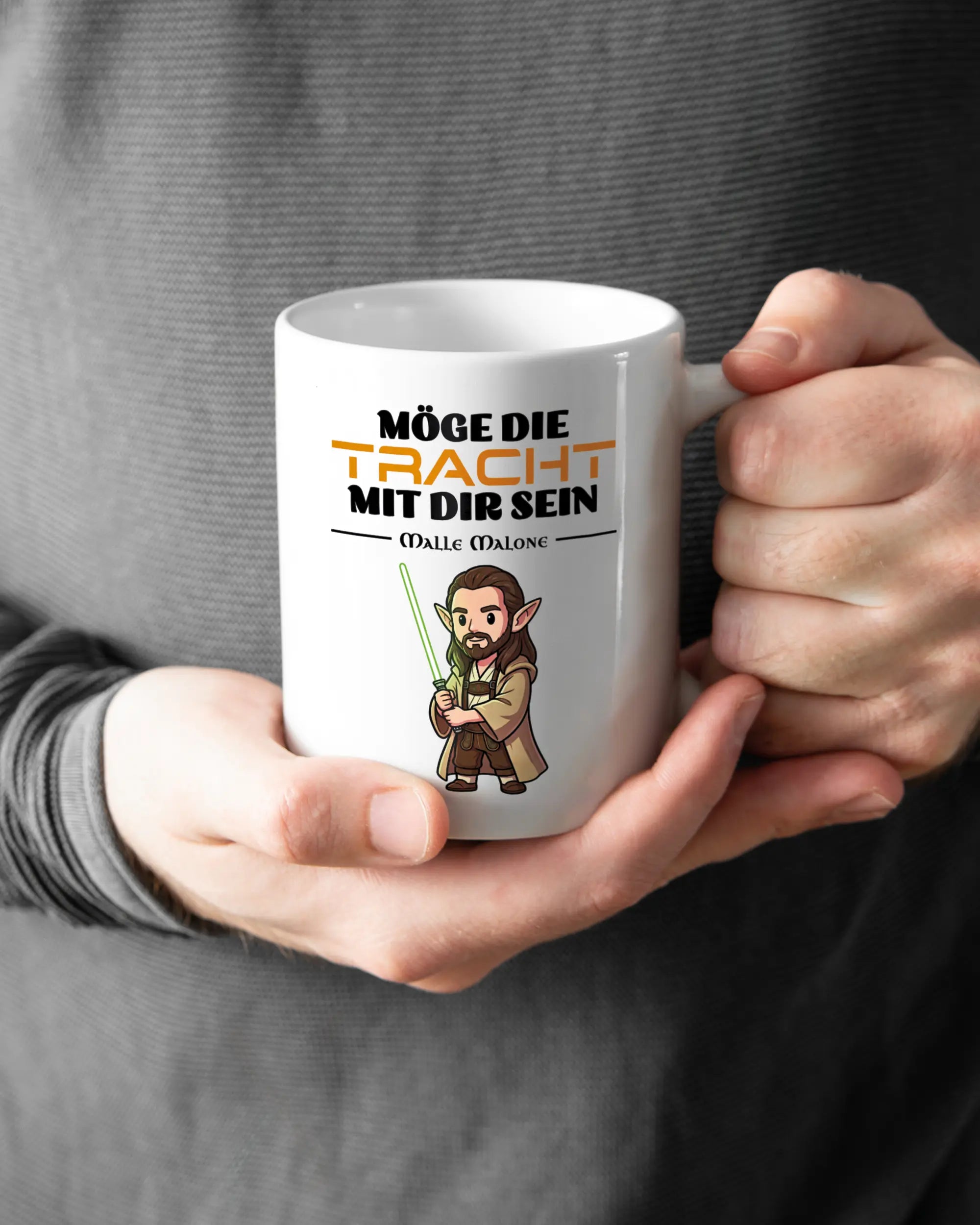 Rechte Seite der beidseitig bedruckten Keramiktasse von Maondo mit dem Design Tracht mit dir in der Farbe White gehalten von Männerhänden