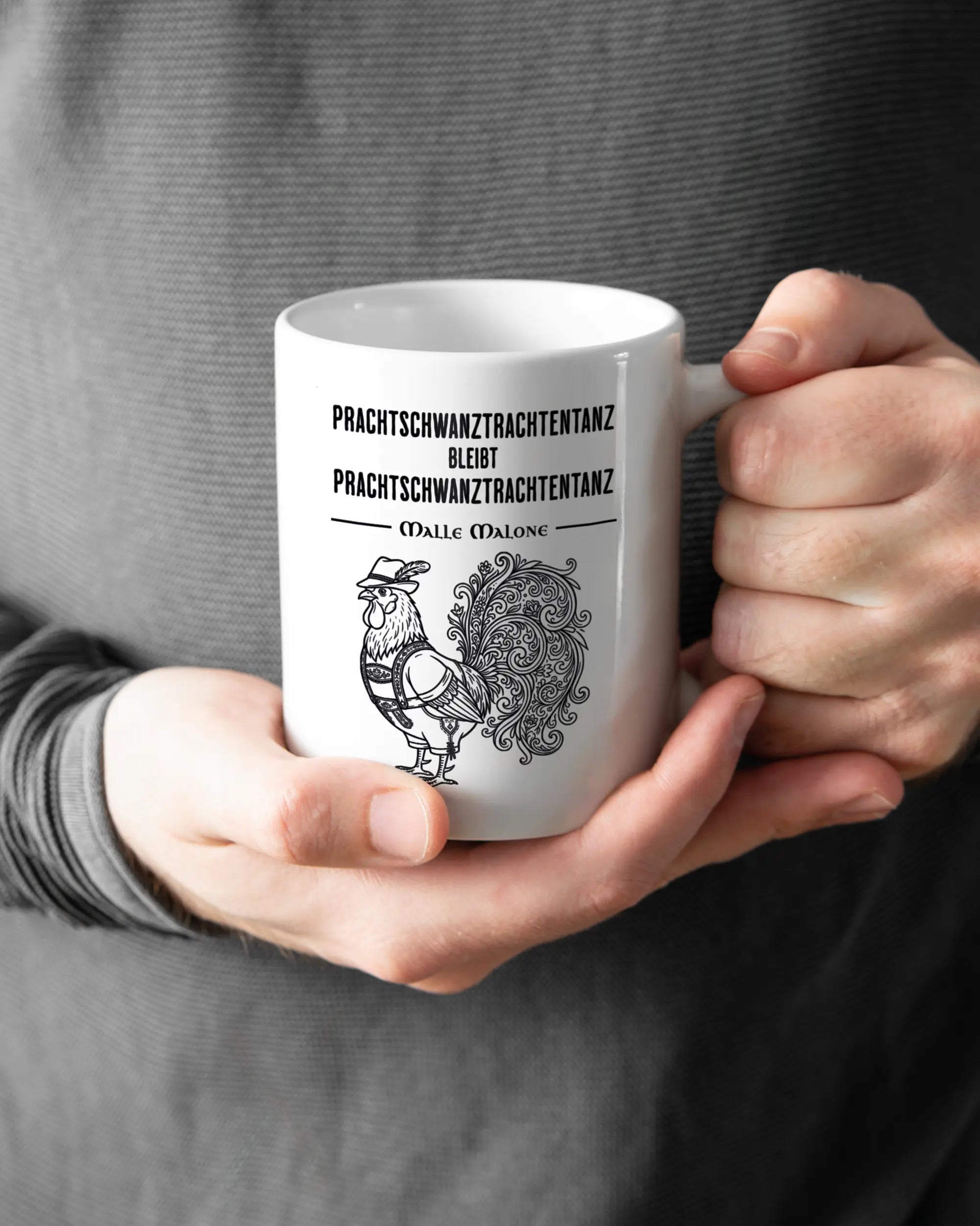 Rechte Seite der beidseitig bedruckten Keramiktasse von Maondo mit dem Design Trachtentanz in der Farbe White gehalten von Männerhänden