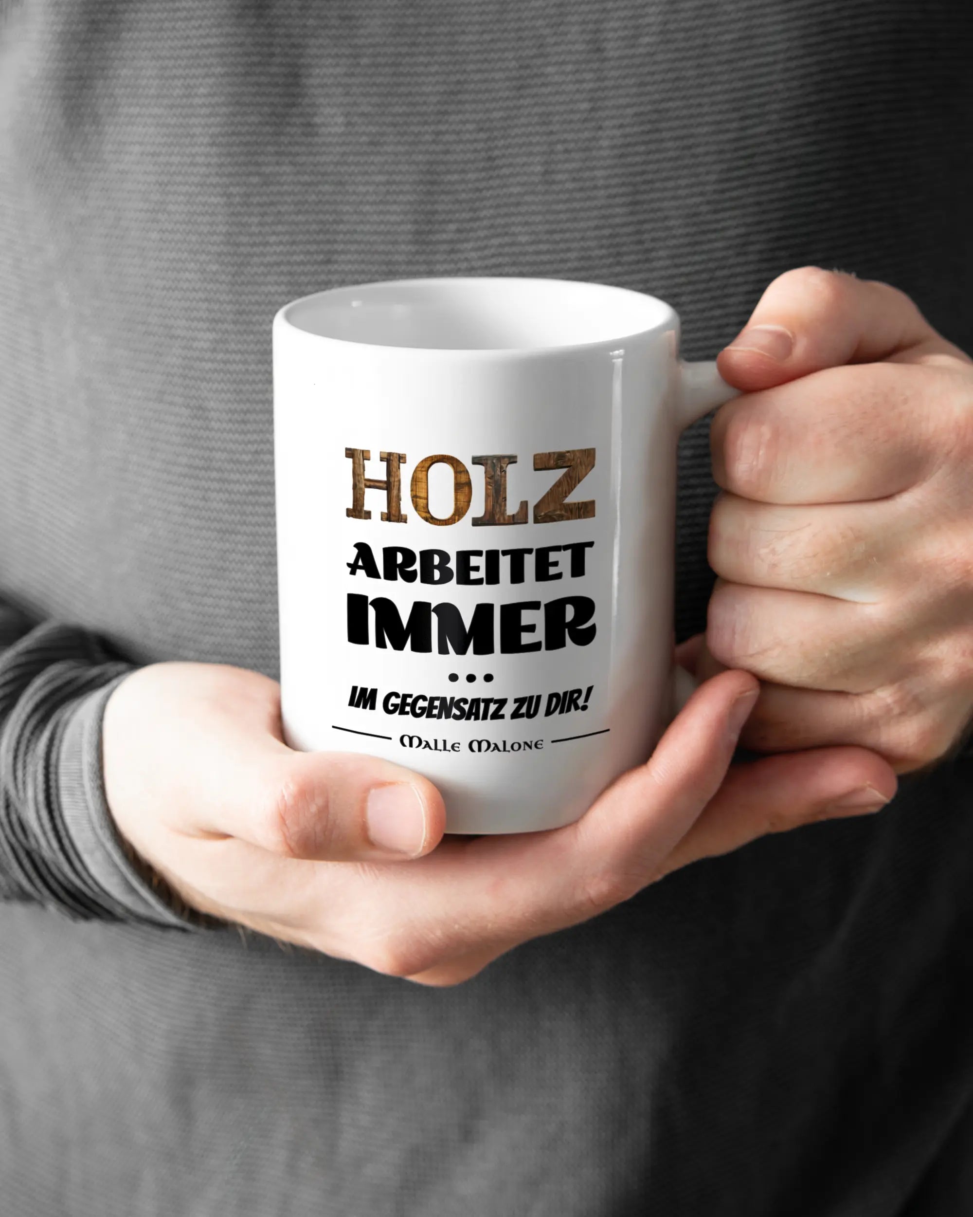 Rechte Seite der beidseitig bedruckten Keramiktasse von Maondo mit dem Design Holzarbeit in der Farbe White gehalten von Männerhänden