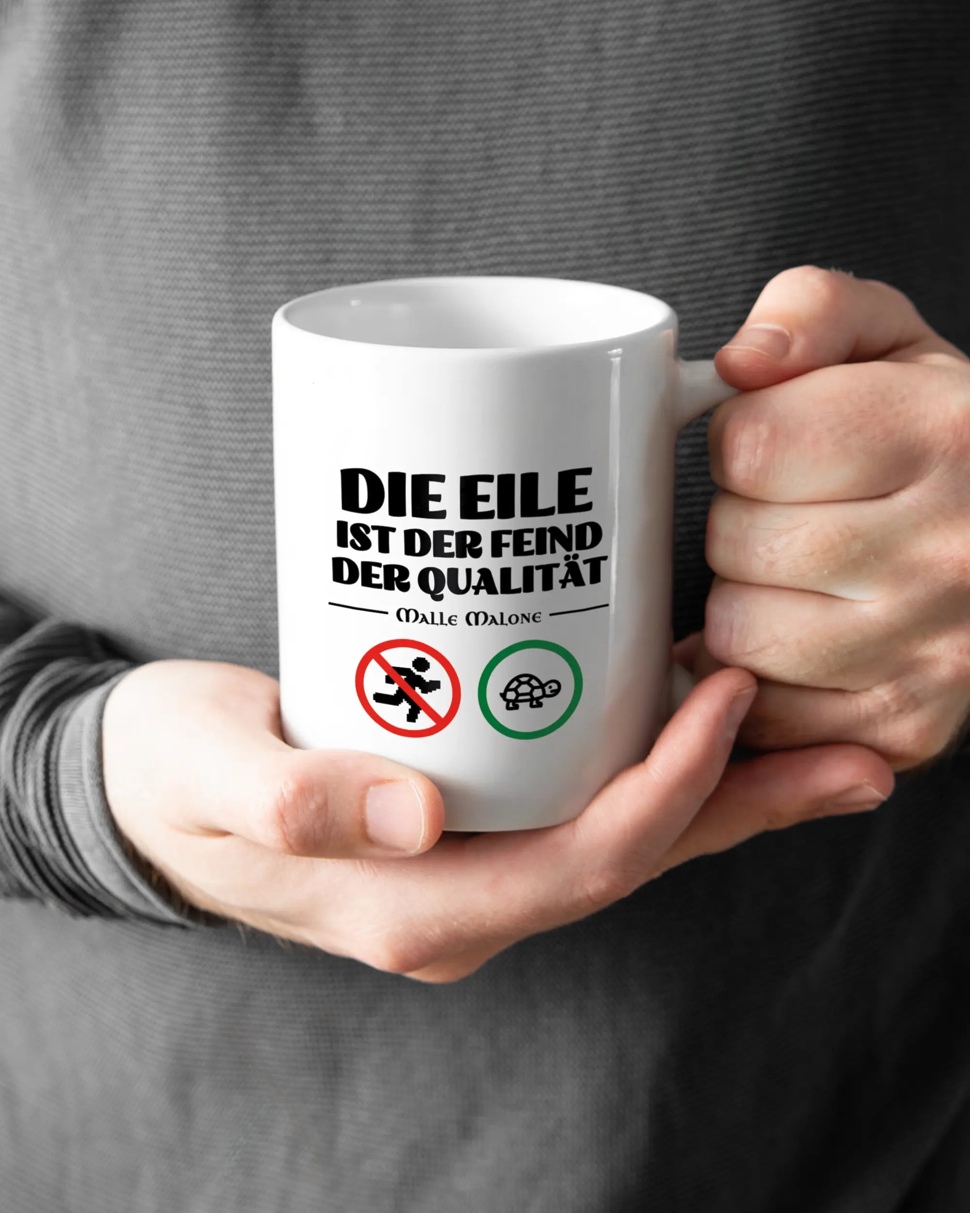 Rechte Seite der beidseitig bedruckten Keramiktasse von Maondo mit dem Design Keine Eile in der Farbe White gehalten von Männerhänden