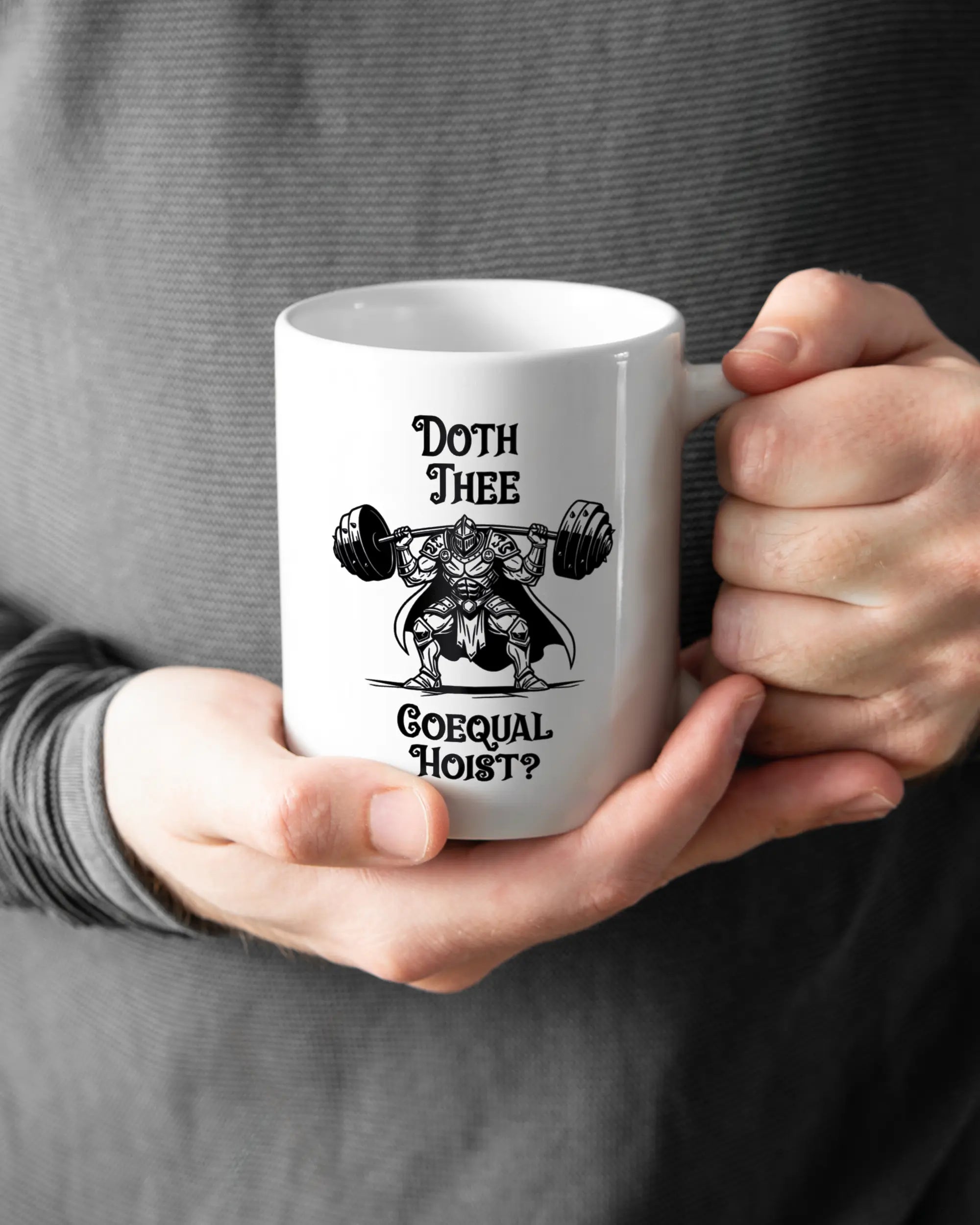 Rechte Seite der beidseitig bedruckten Keramiktasse von Maondo mit dem Design Hoist Mode in der Farbe White gehalten von Männerhänden