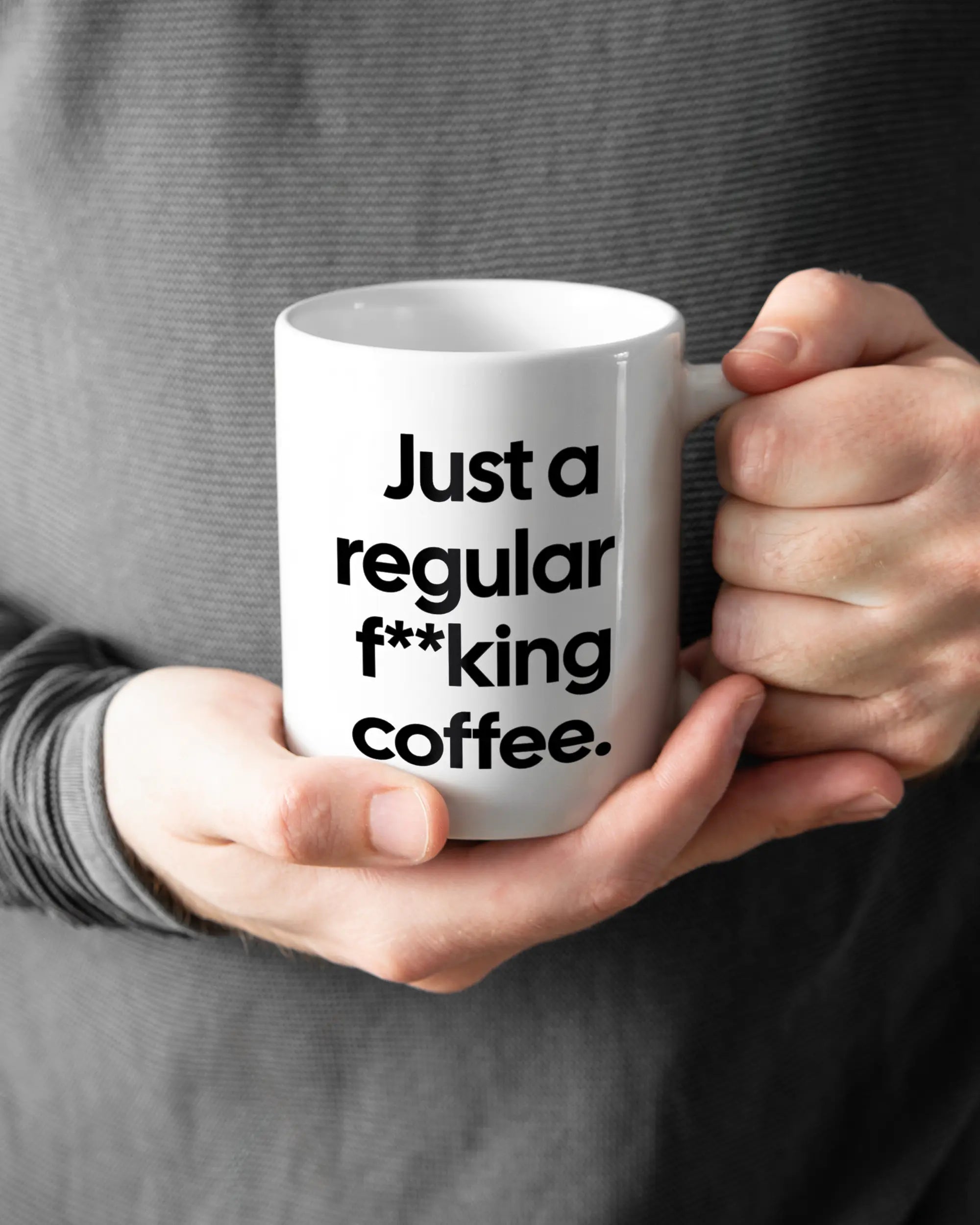 Rechte Seite der beidseitig bedruckten Keramiktasse von Maondo mit dem Design Regular Coffee in der Farbe White gehalten von Männerhänden