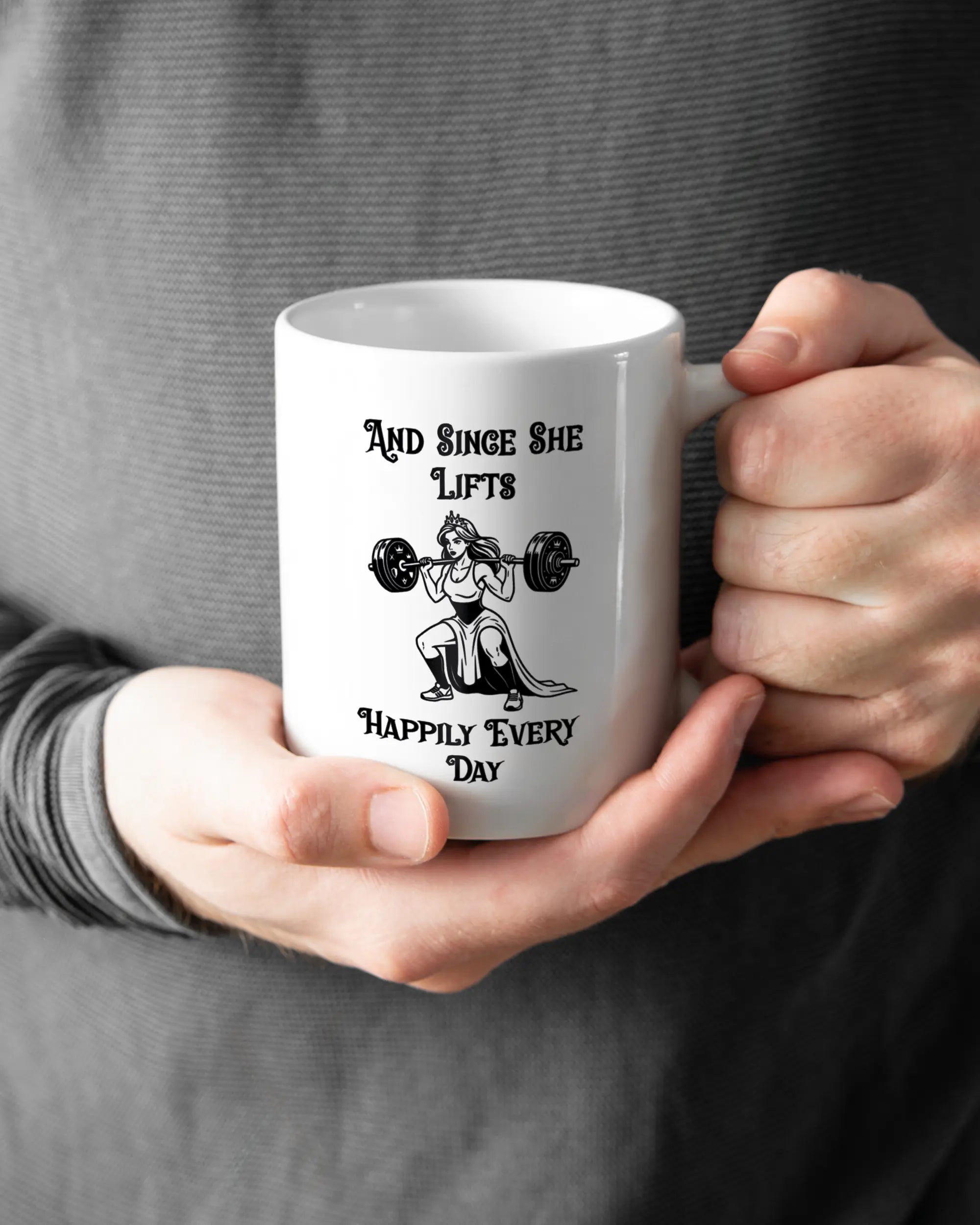 Rechte Seite der beidseitig bedruckten Keramiktasse von Maondo mit dem Design Princess Lift in der Farbe White gehalten von Männerhänden