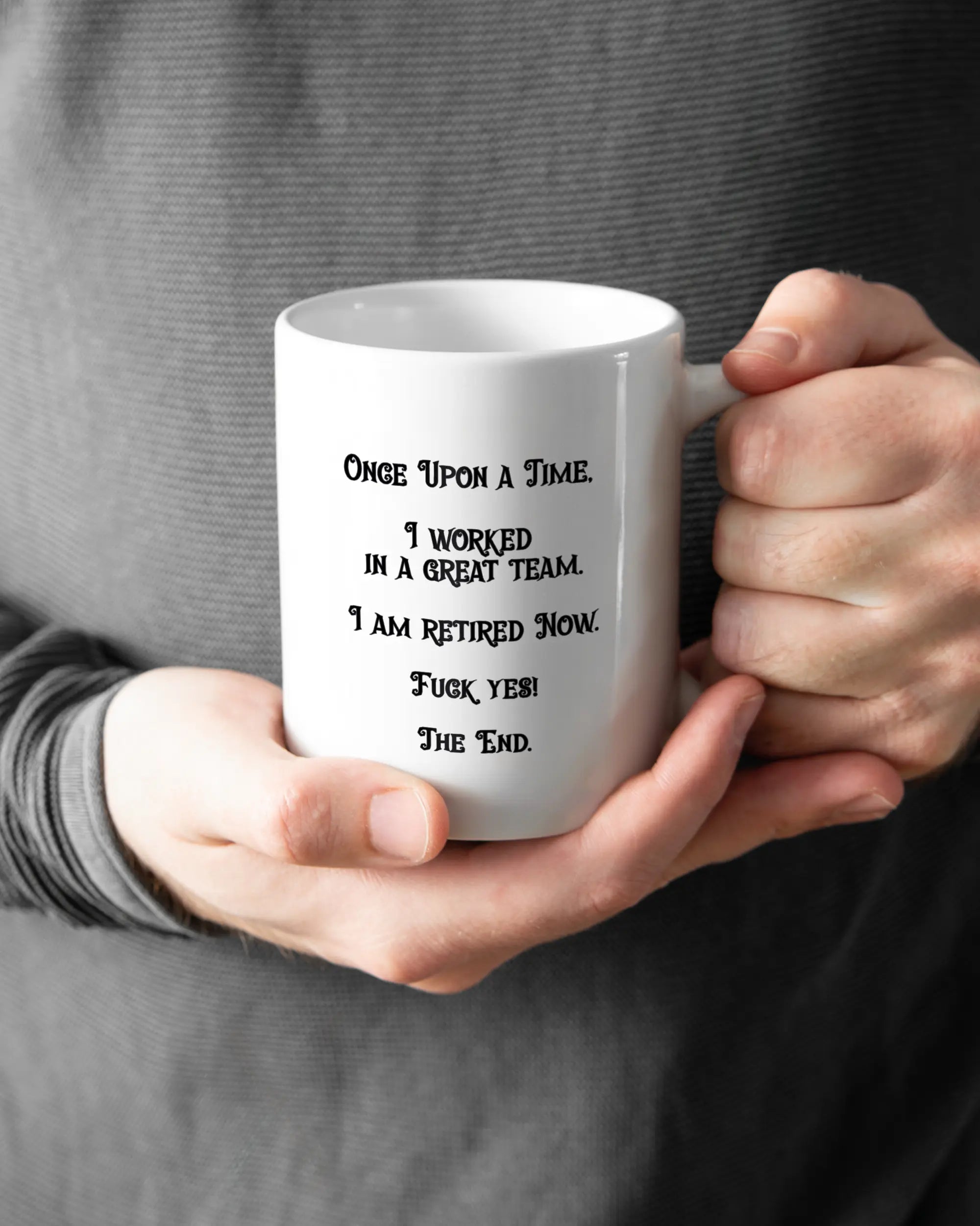 Rechte Seite der beidseitig bedruckten Keramiktasse von Maondo mit dem Design Finally Retired in der Farbe White gehalten von Männerhänden