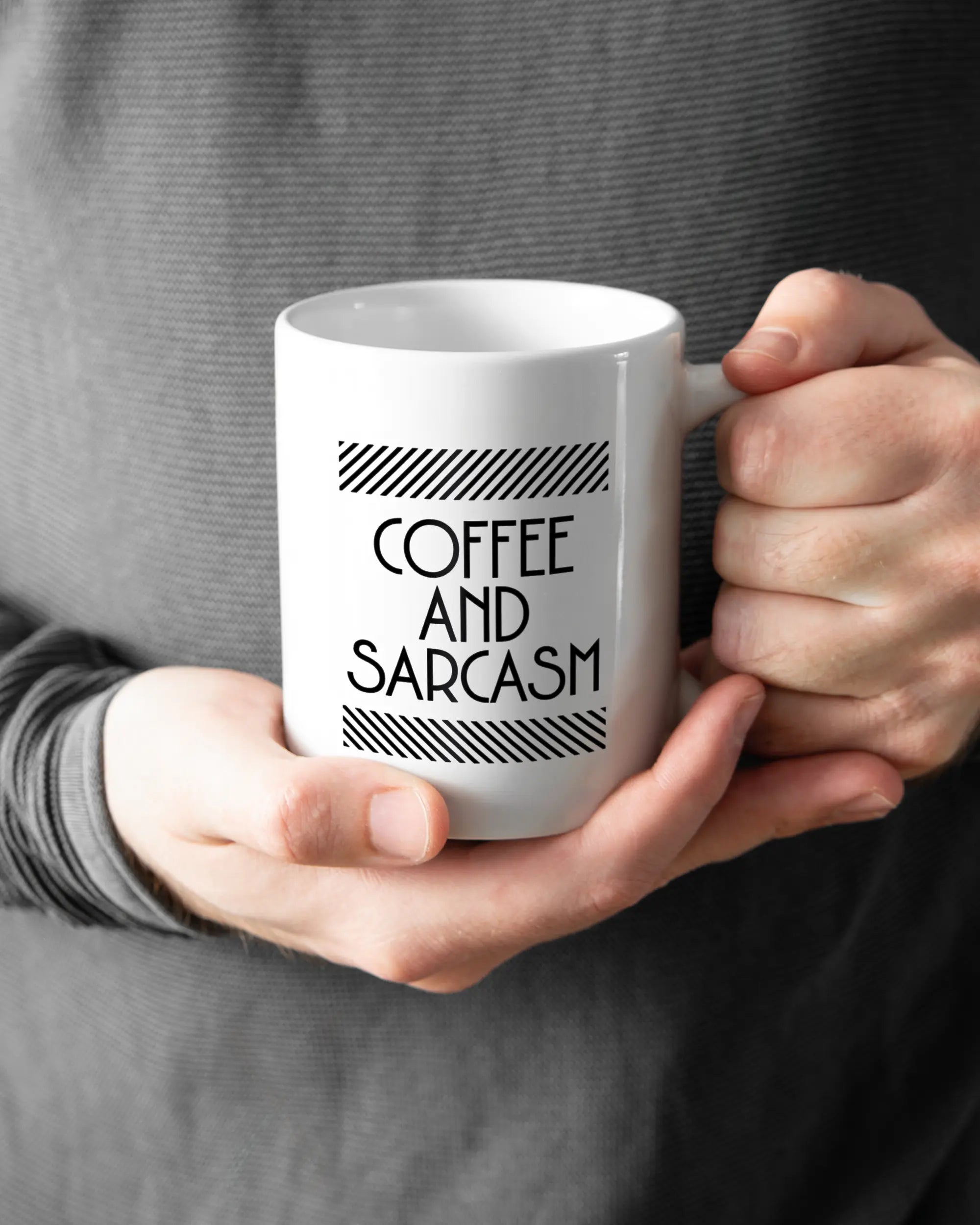 Rechte Seite der beidseitig bedruckten Keramiktasse von Maondo mit dem Design Sarcastic Cup in der Farbe White gehalten von Männerhänden