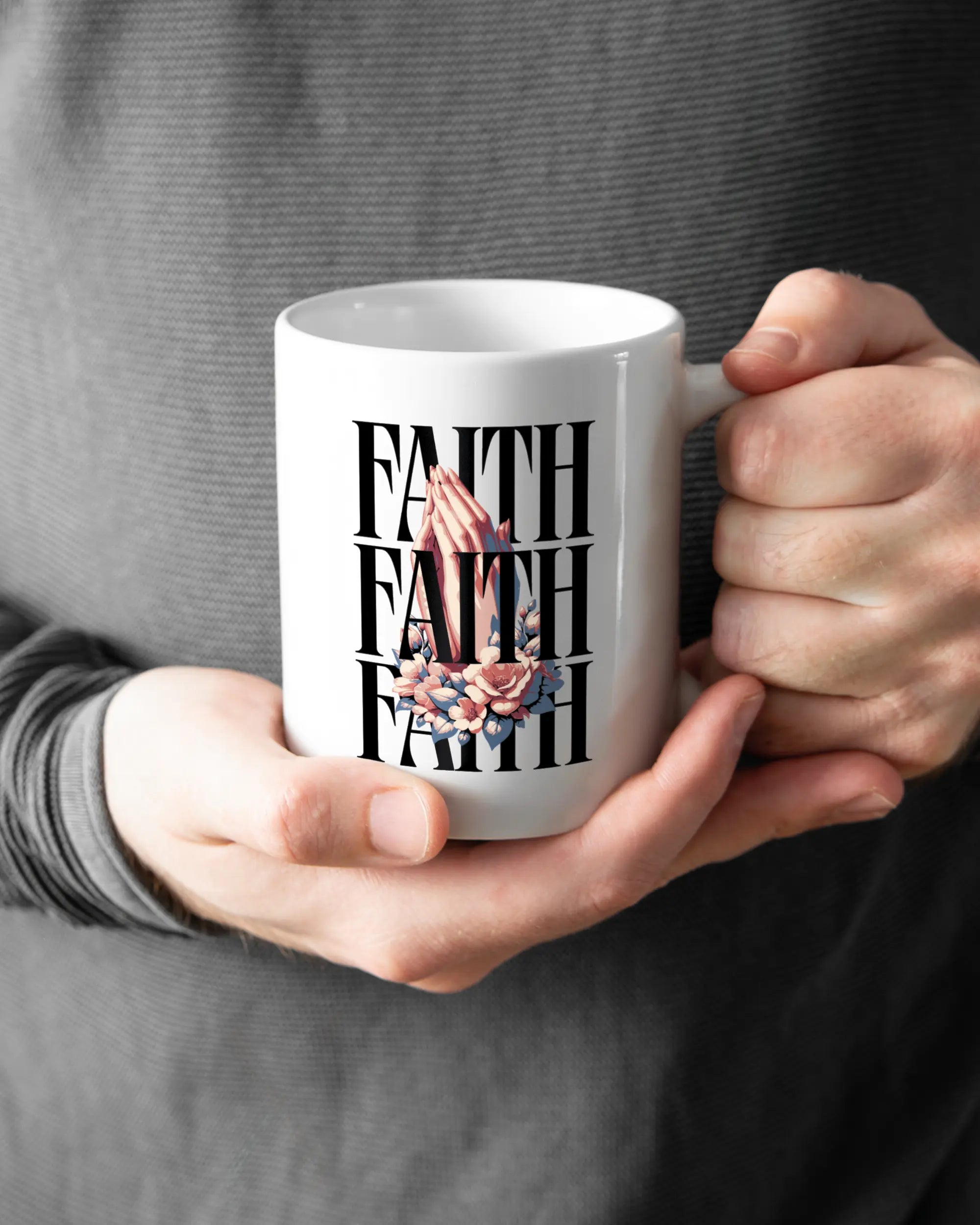 Rechte Seite der beidseitig bedruckten Keramiktasse von Maondo mit dem Design Faith X3 in der Farbe White gehalten von Männerhänden