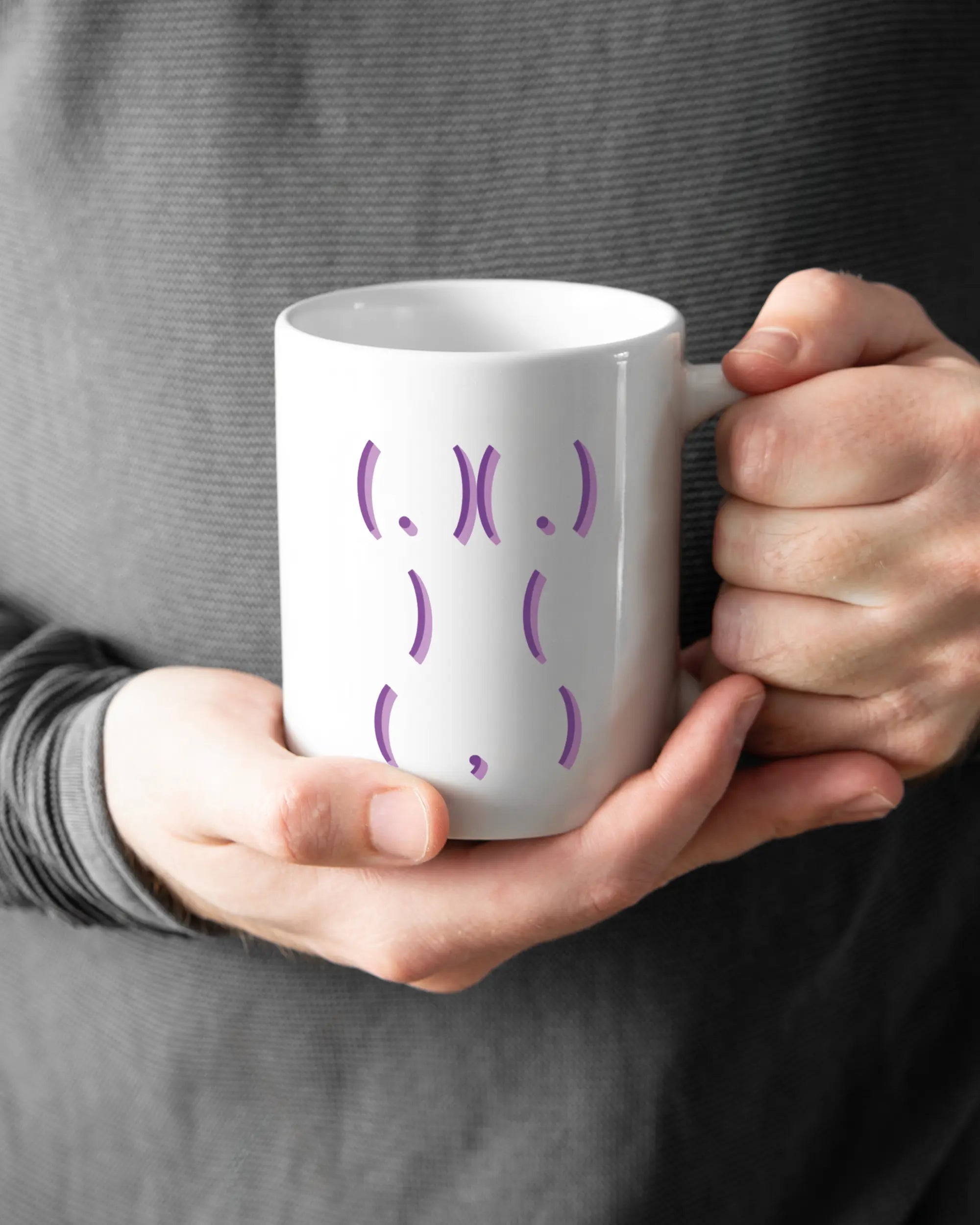 Rechte Seite der beidseitig bedruckten Keramiktasse von Maondo mit dem Design Body Language in der Farbe White gehalten von Männerhänden