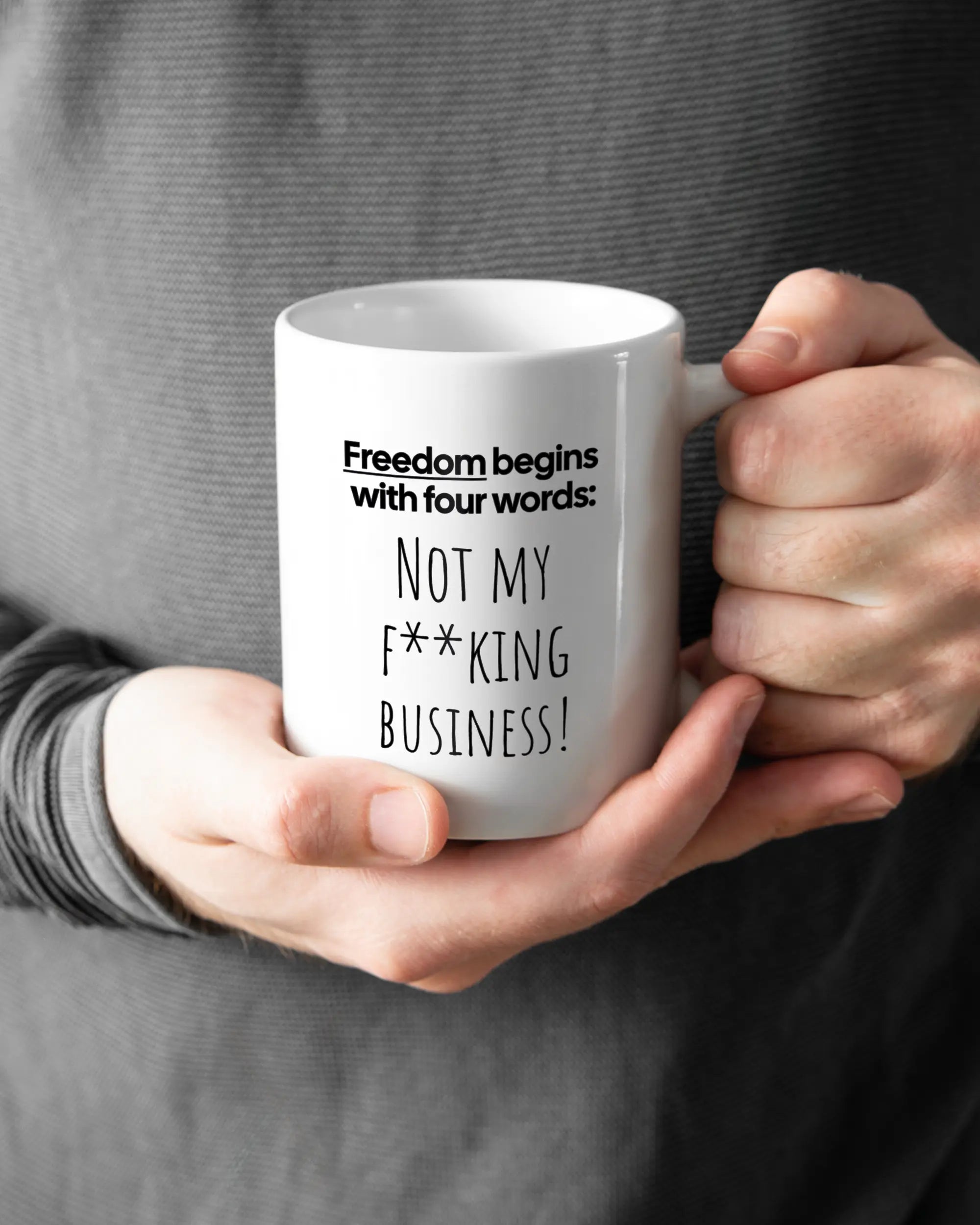 Rechte Seite der beidseitig bedruckten Keramiktasse von Maondo mit dem Design 4 Freedom in der Farbe White gehalten von Männerhänden