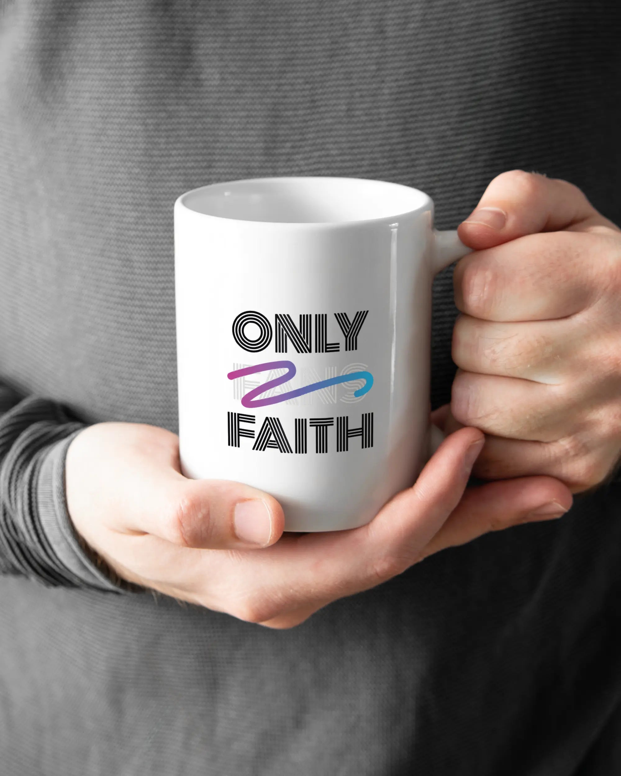 Rechte Seite der beidseitig bedruckten Keramiktasse von Maondo mit dem Design Only Faith in der Farbe White gehalten von Männerhänden
