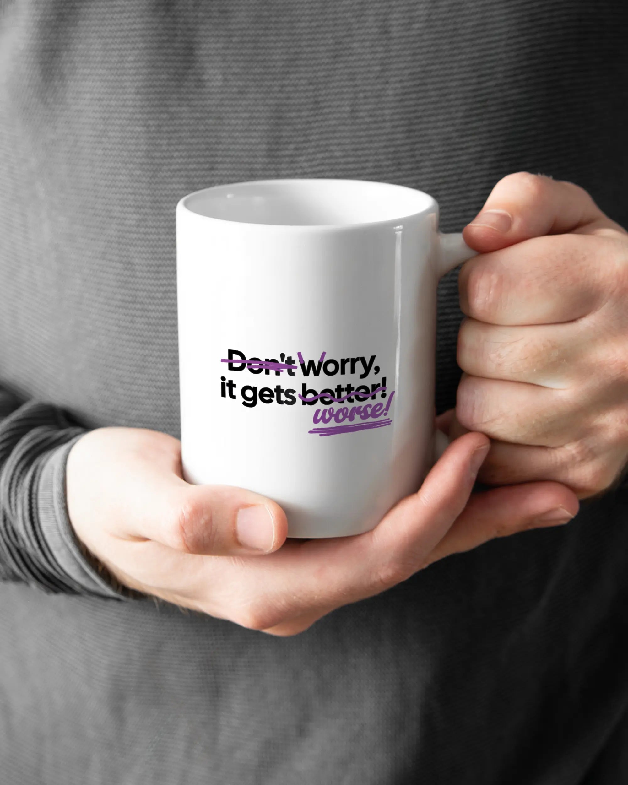 Rechte Seite der beidseitig bedruckten Keramiktasse von Maondo mit dem Design Worry Worse in der Farbe White gehalten von Männerhänden