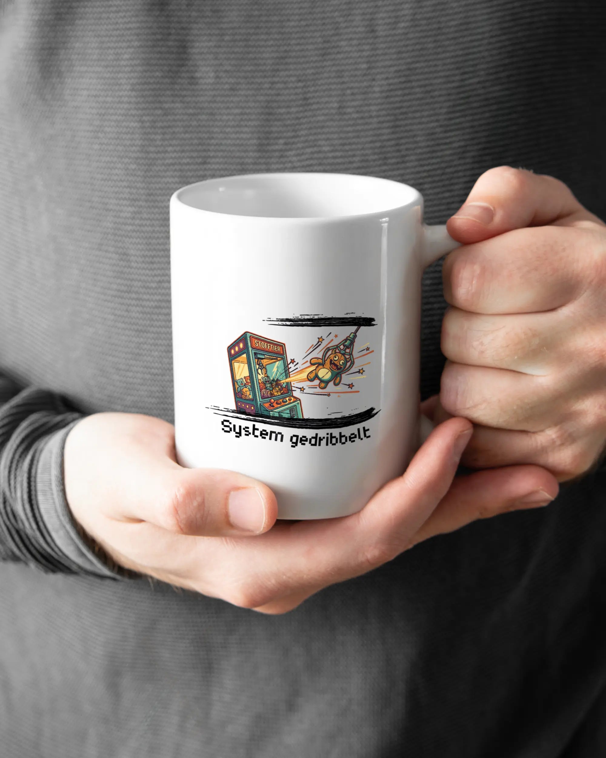 Rechte Seite der beidseitig bedruckten Keramiktasse von Maondo mit dem Design System gedribbelt in der Farbe White gehalten von Männerhänden