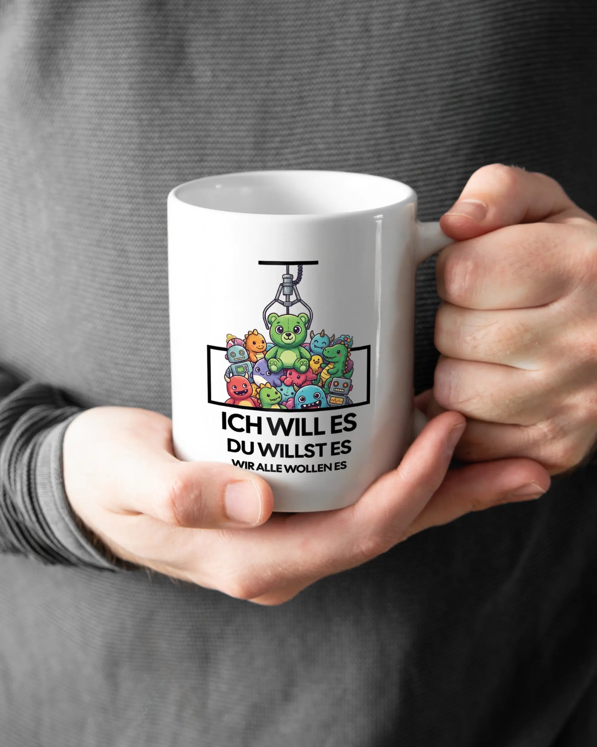 Rechte Seite der beidseitig bedruckten Keramiktasse von Maondo mit dem Design Will Stofftier in der Farbe White gehalten von Männerhänden