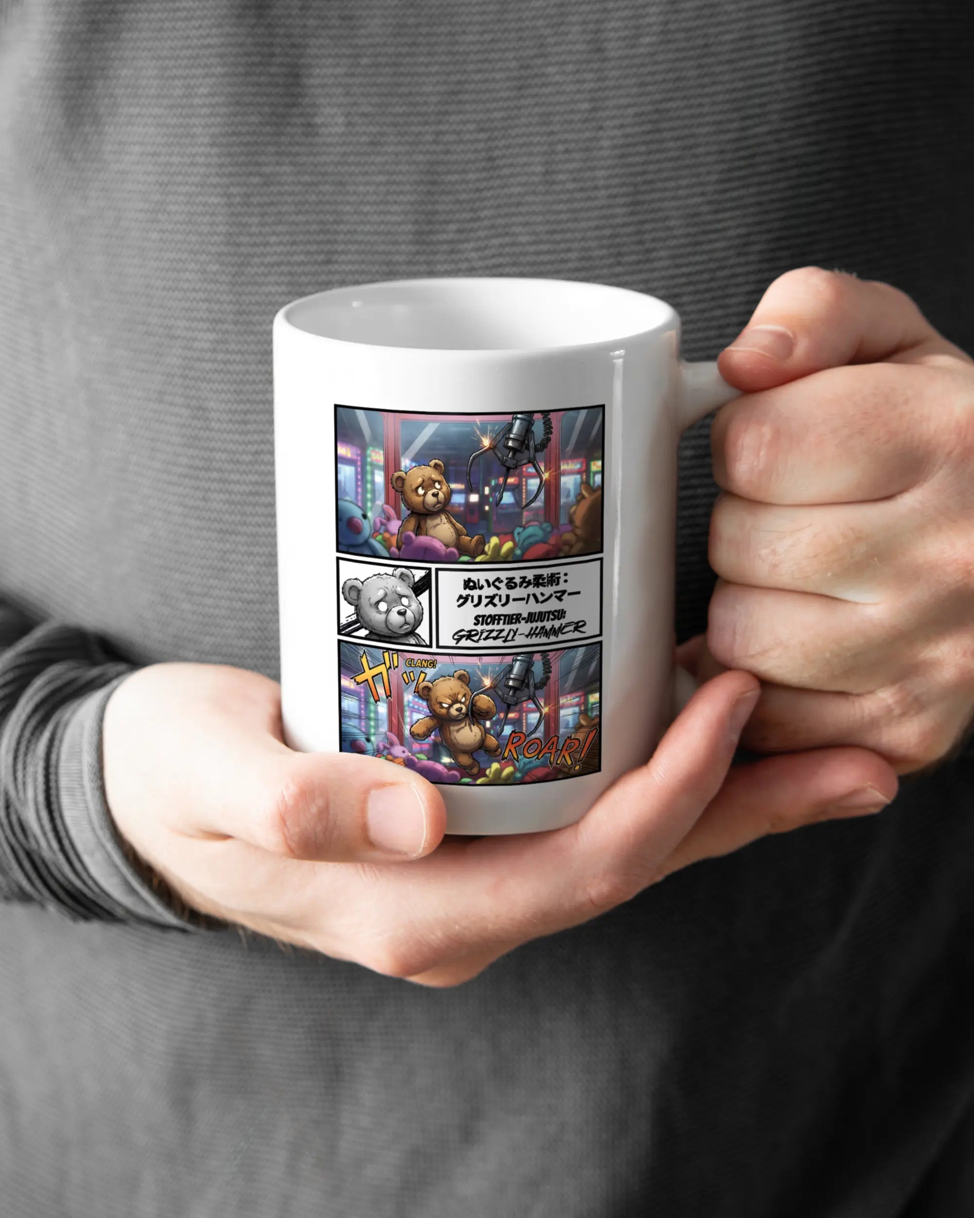 Rechte Seite der beidseitig bedruckten Keramiktasse von Maondo mit dem Design Manga Stoff in der Farbe White gehalten von Männerhänden