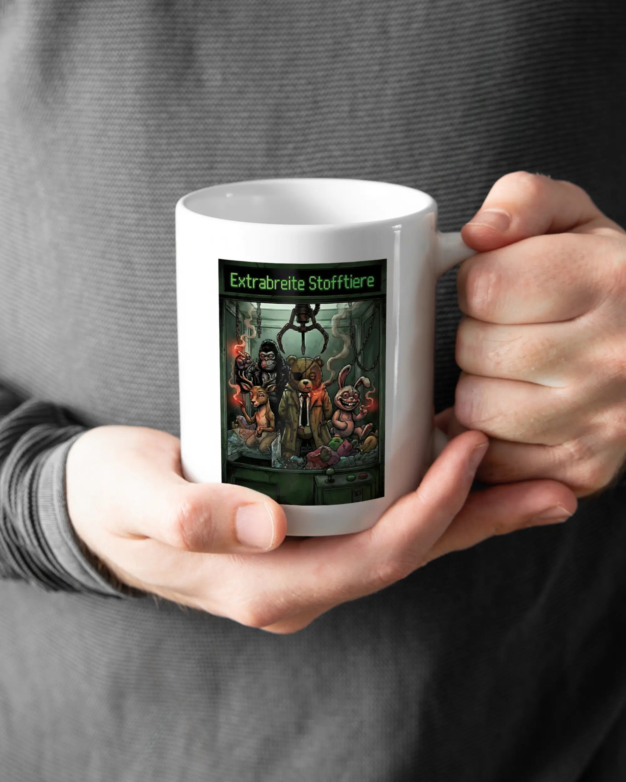 Rechte Seite der beidseitig bedruckten Keramiktasse von Maondo mit dem Design Extrabreit in der Farbe White gehalten von Männerhänden