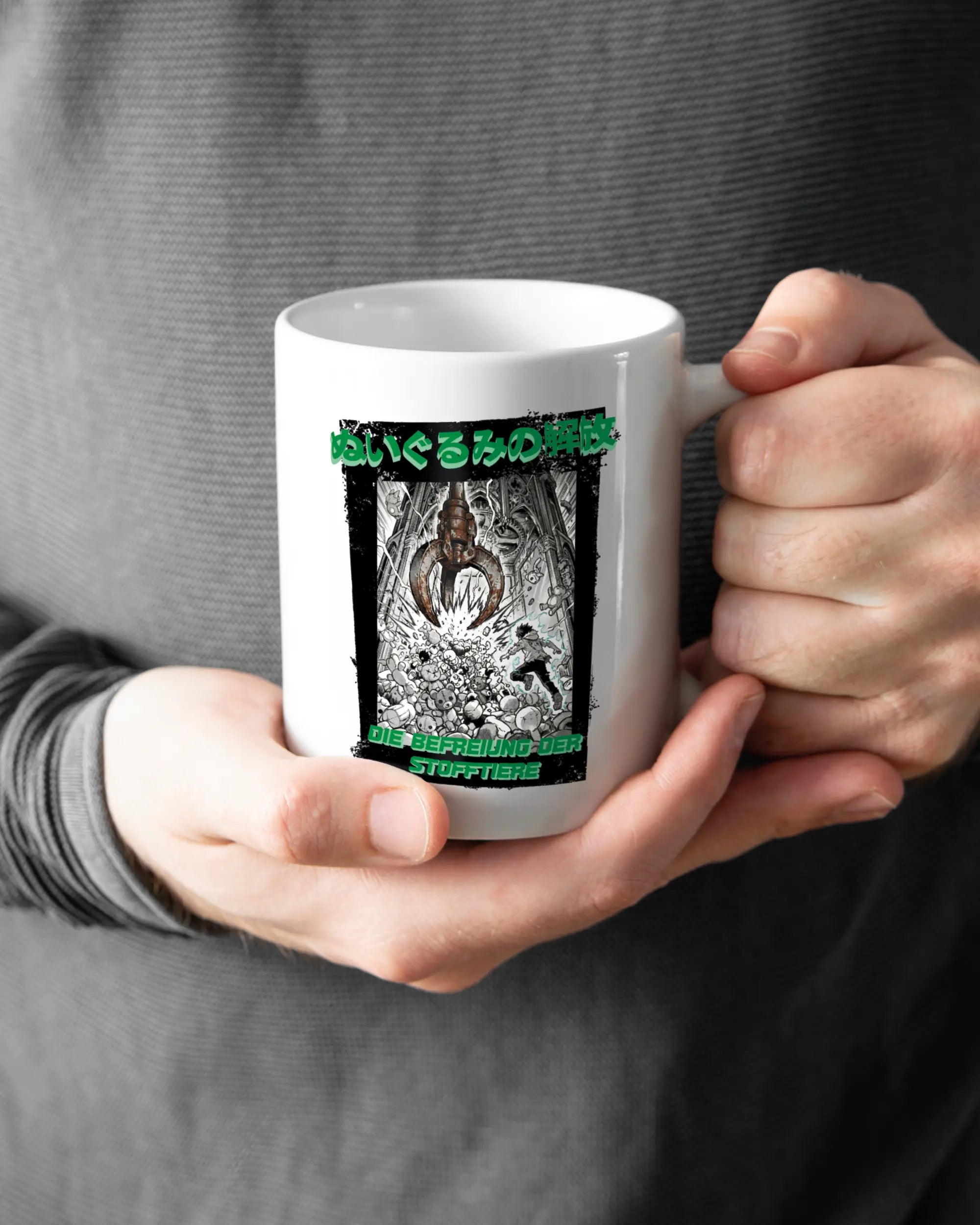 Rechte Seite der beidseitig bedruckten Keramiktasse von Maondo mit dem Design Save 1 Stofftier in der Farbe White gehalten von Männerhänden