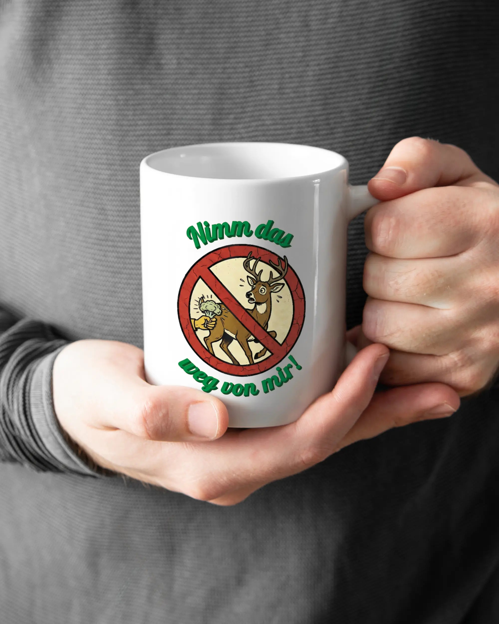 Rechte Seite der beidseitig bedruckten Keramiktasse von Maondo mit dem Design Reh weg in der Farbe White gehalten von Männerhänden