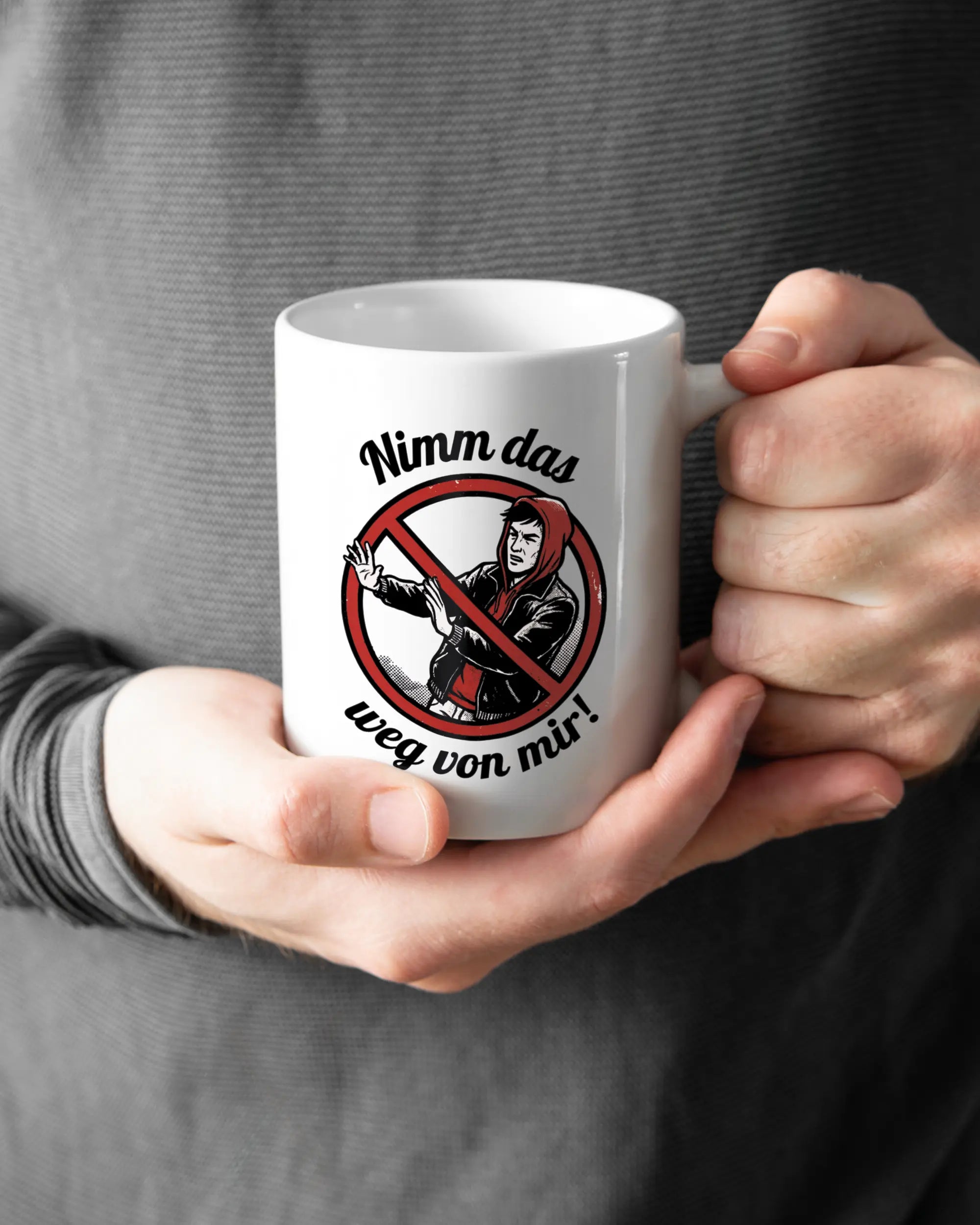 Rechte Seite der beidseitig bedruckten Keramiktasse von Maondo mit dem Design Nimm das weg in der Farbe White gehalten von Männerhänden