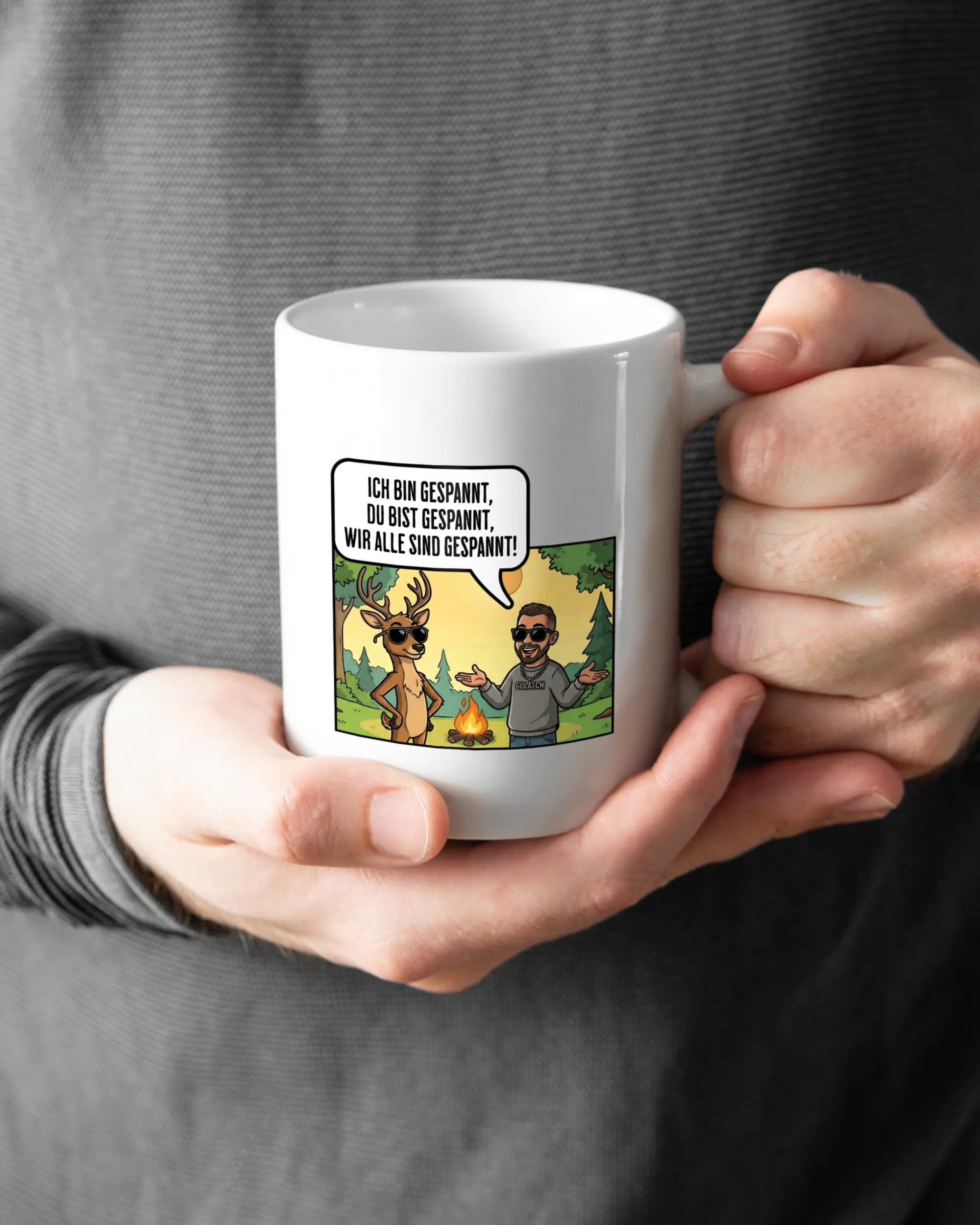 Rechte Seite der beidseitig bedruckten Keramiktasse von Maondo mit dem Design Vollspannung in der Farbe White gehalten von Männerhänden