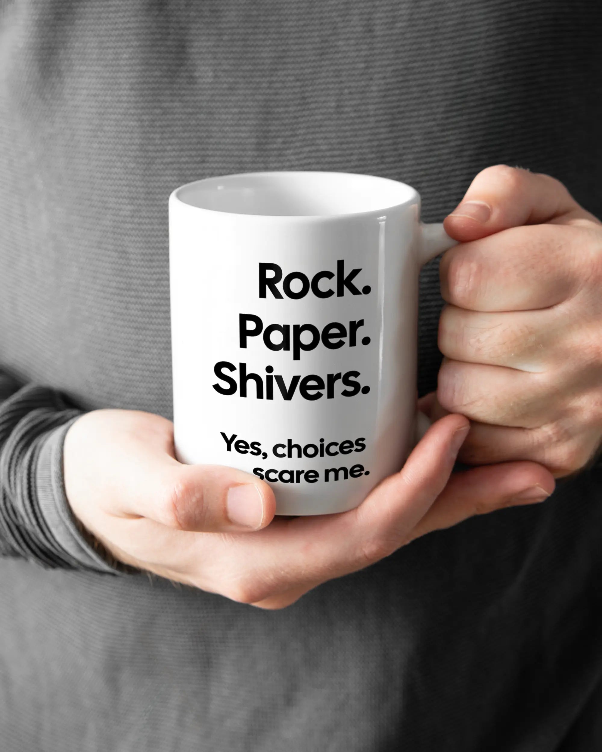 Rechte Seite der beidseitig bedruckten Keramiktasse von Maondo mit dem Design Rock Paper Shivers in der Farbe White gehalten von Männerhänden