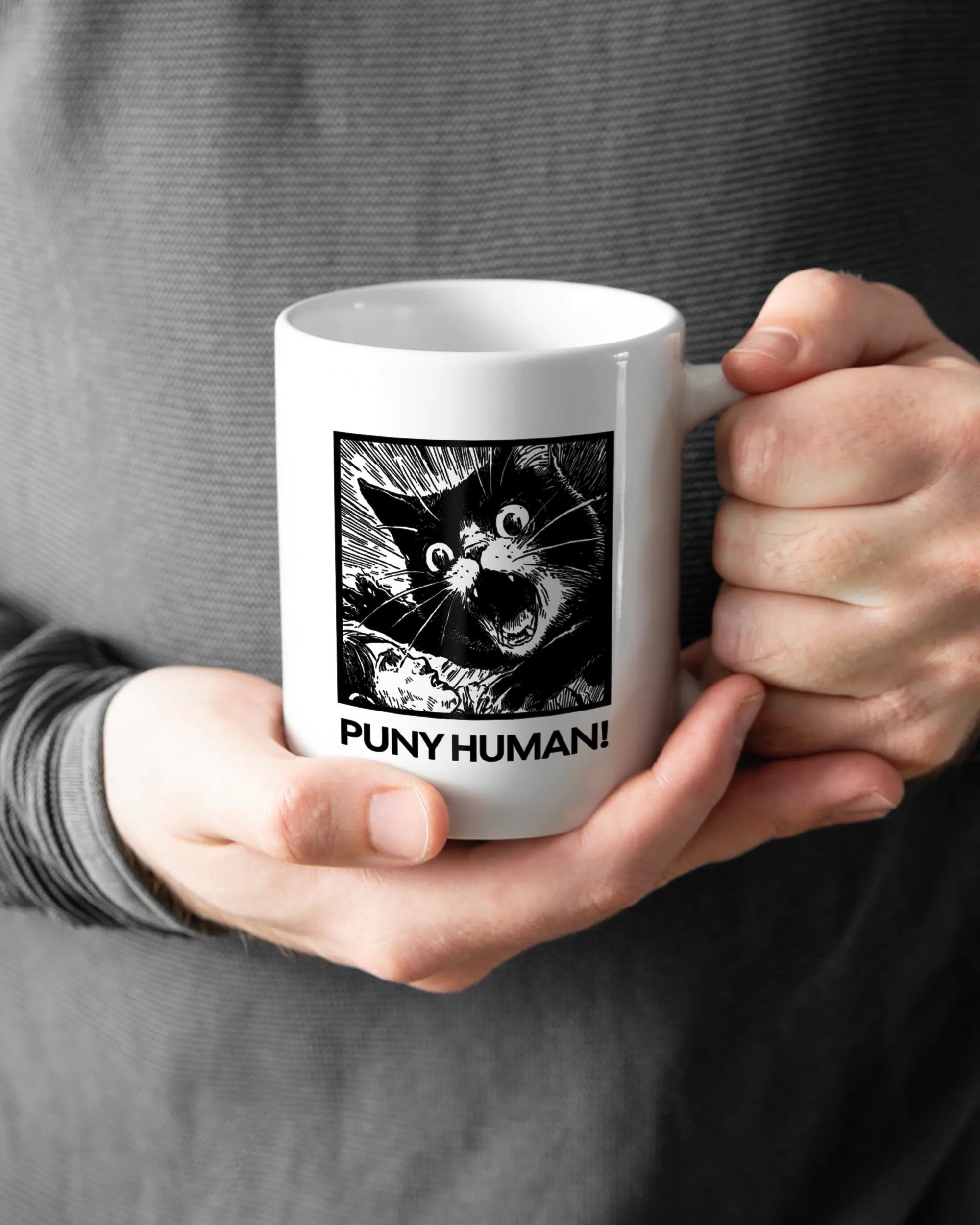 Rechte Seite der beidseitig bedruckten Keramiktasse von Maondo mit dem Design Puny Human in der Farbe White gehalten von Männerhänden