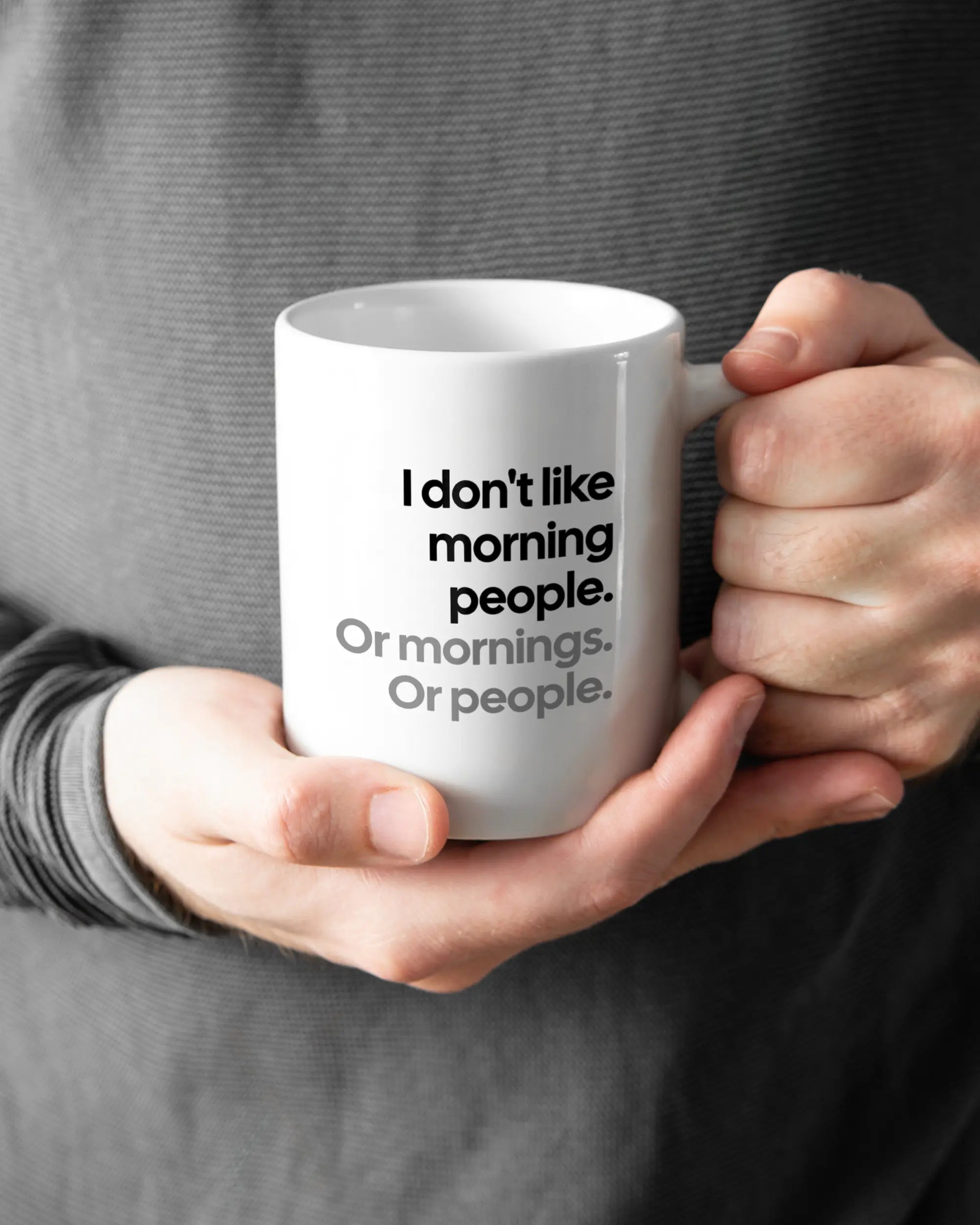 Rechte Seite der beidseitig bedruckten Keramiktasse von Maondo mit dem Design Morning Person in der Farbe White gehalten von Männerhänden