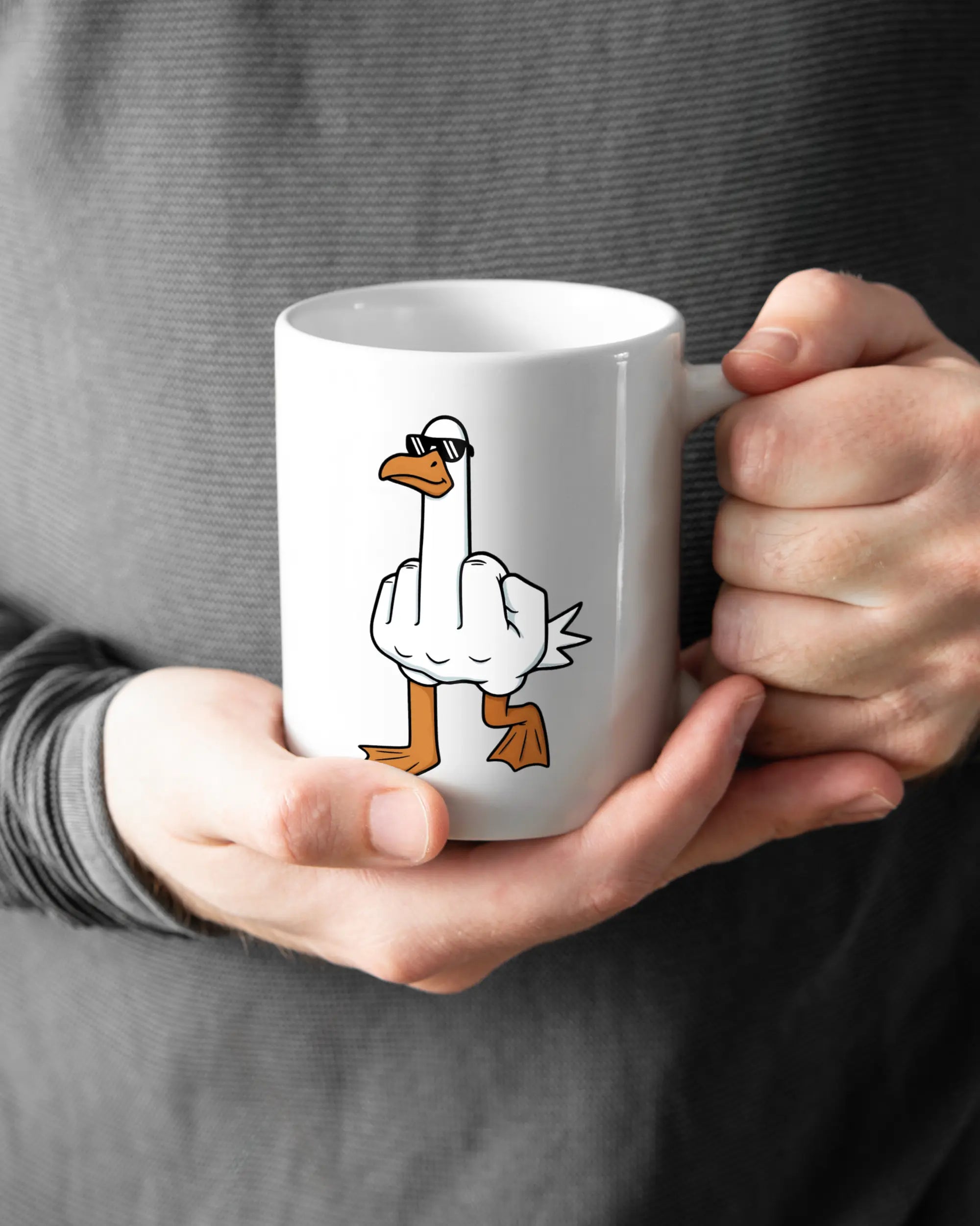 Rechte Seite der beidseitig bedruckten Keramiktasse von Maondo mit dem Design I give a duck in der Farbe White gehalten von Männerhänden