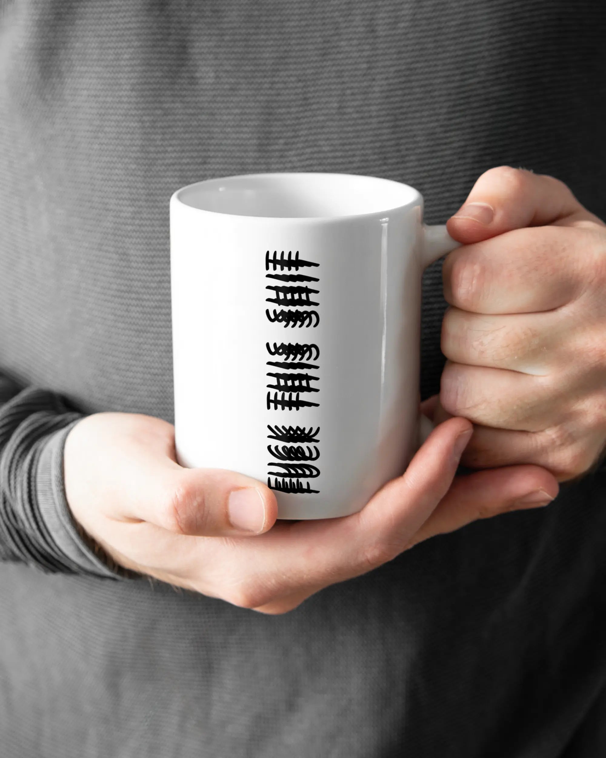 Rechte Seite der beidseitig bedruckten Keramiktasse von Maondo mit dem Design Hidden Message in der Farbe White gehalten von Männerhänden