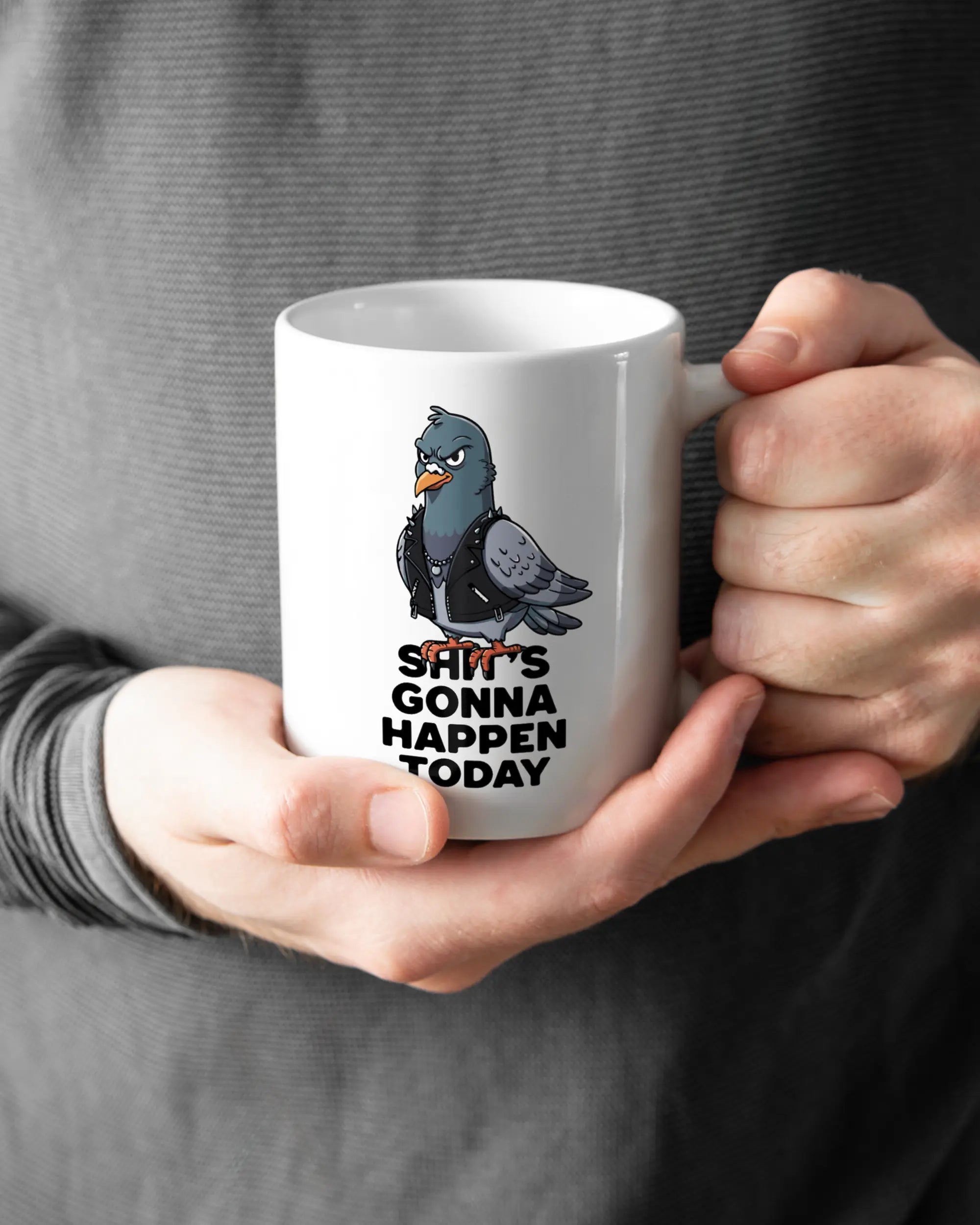Rechte Seite der beidseitig bedruckten Keramiktasse von Maondo mit dem Design Pigeon Pun in der Farbe White gehalten von Männerhänden