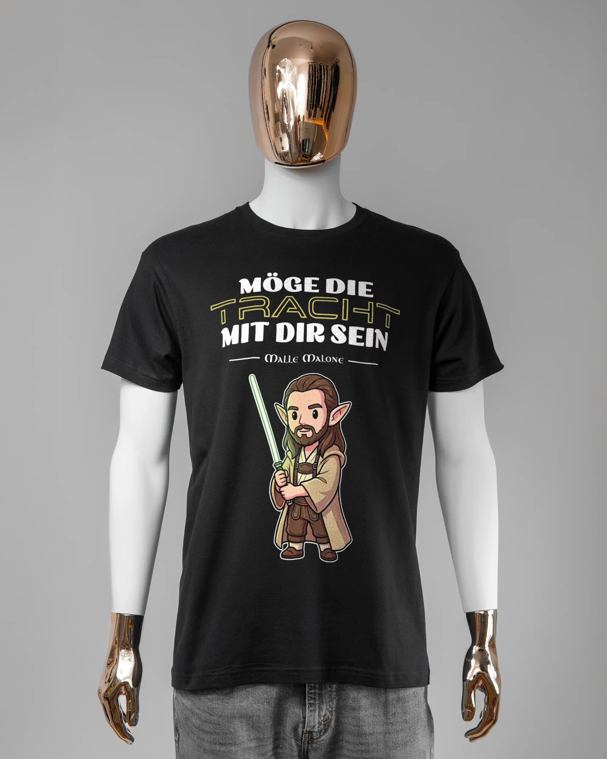Vorderseite des Basic Unisex T-Shirt Soft von Maondo mit dem Design Tracht mit dir in der Farbe Black und in der Größe L getragen von einer maskulinen Puppe