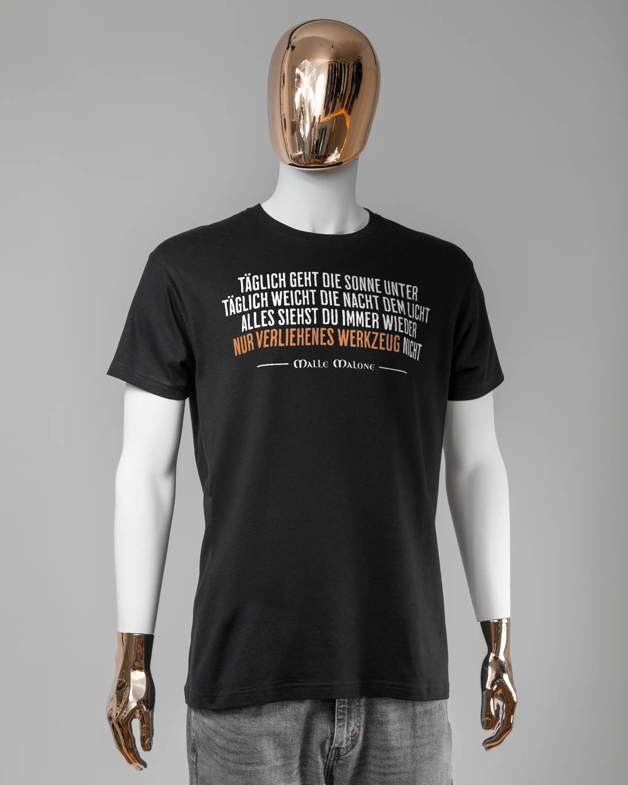 Vorderseite des Basic Unisex T-Shirt Soft von Maondo mit dem Design Wegzeug in der Farbe Black und in der Größe L getragen von einer maskulinen Puppe
