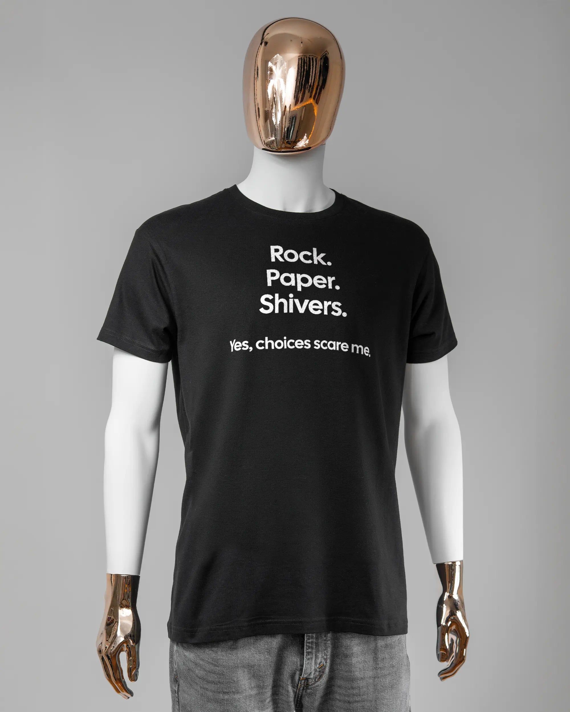 Vorderseite des Basic Unisex T-Shirt Soft von Maondo mit dem Design Rock Paper Shivers in der Farbe Black und in der Größe L getragen von einer maskulinen Puppe