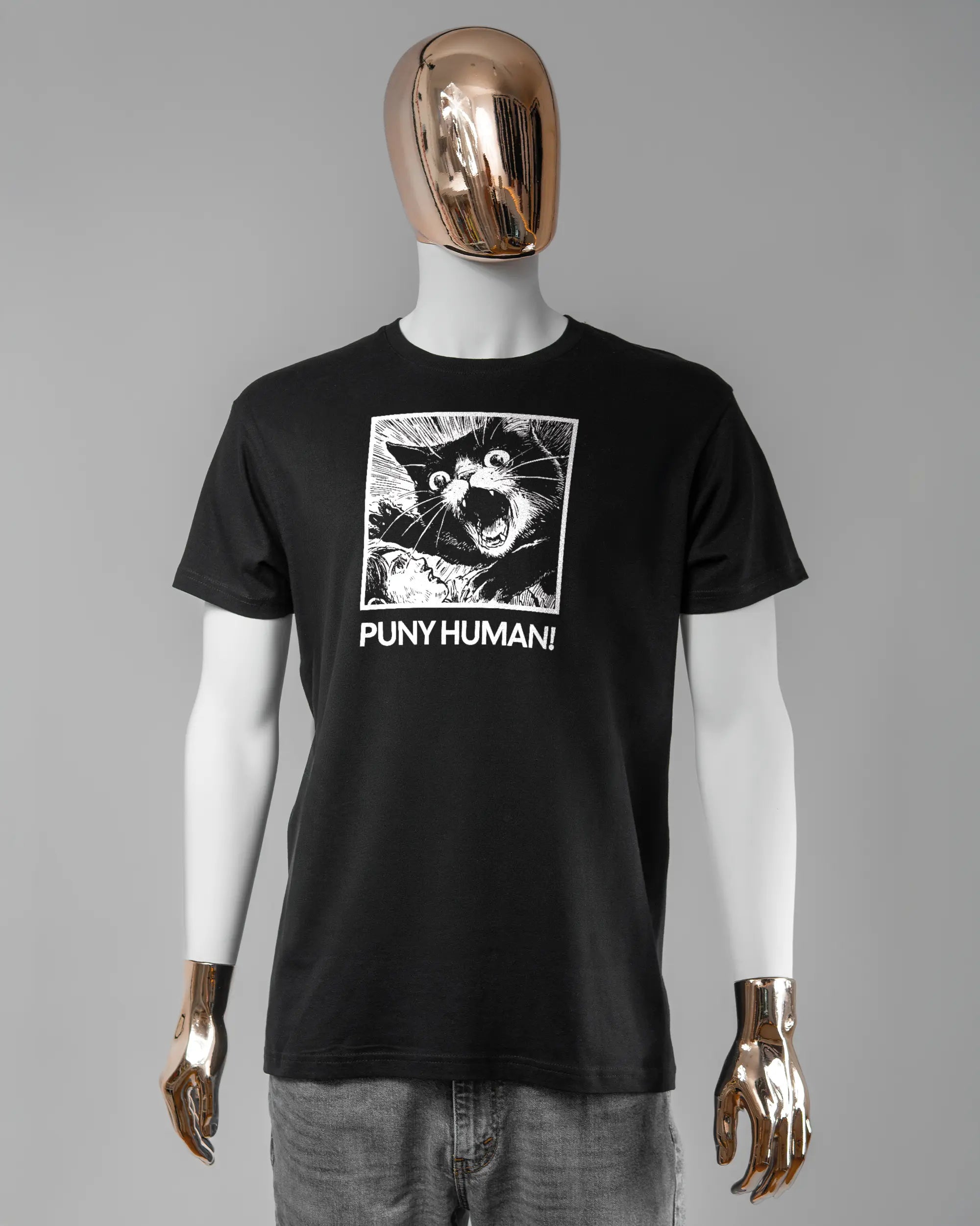 Vorderseite des Basic Unisex T-Shirt Soft von Maondo mit dem Design Puny Human in der Farbe Black und in der Größe L getragen von einer maskulinen Puppe