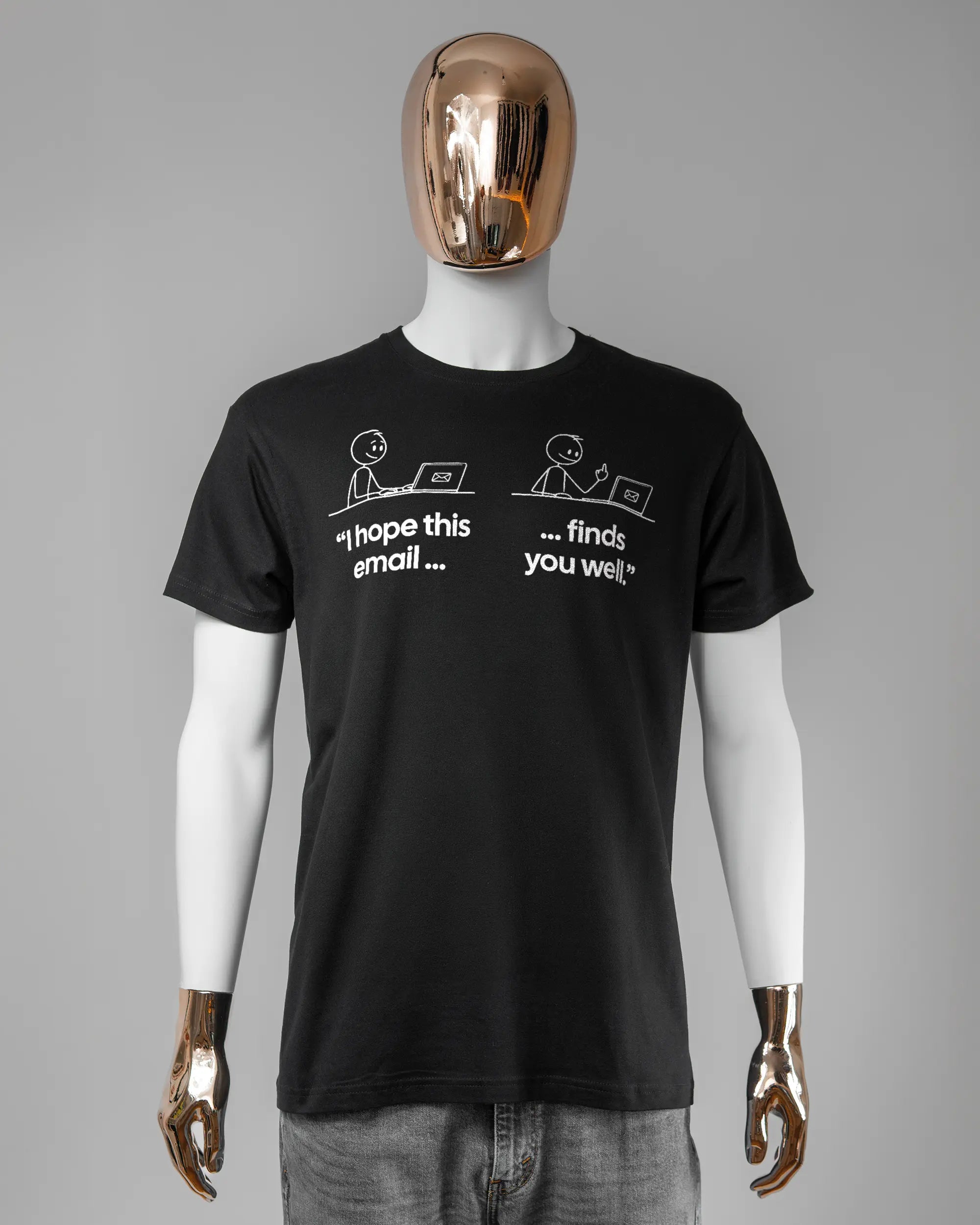 Vorderseite des Basic Unisex T-Shirt Soft von Maondo mit dem Design Found me not well in der Farbe Black und in der Größe L getragen von einer maskulinen Puppe