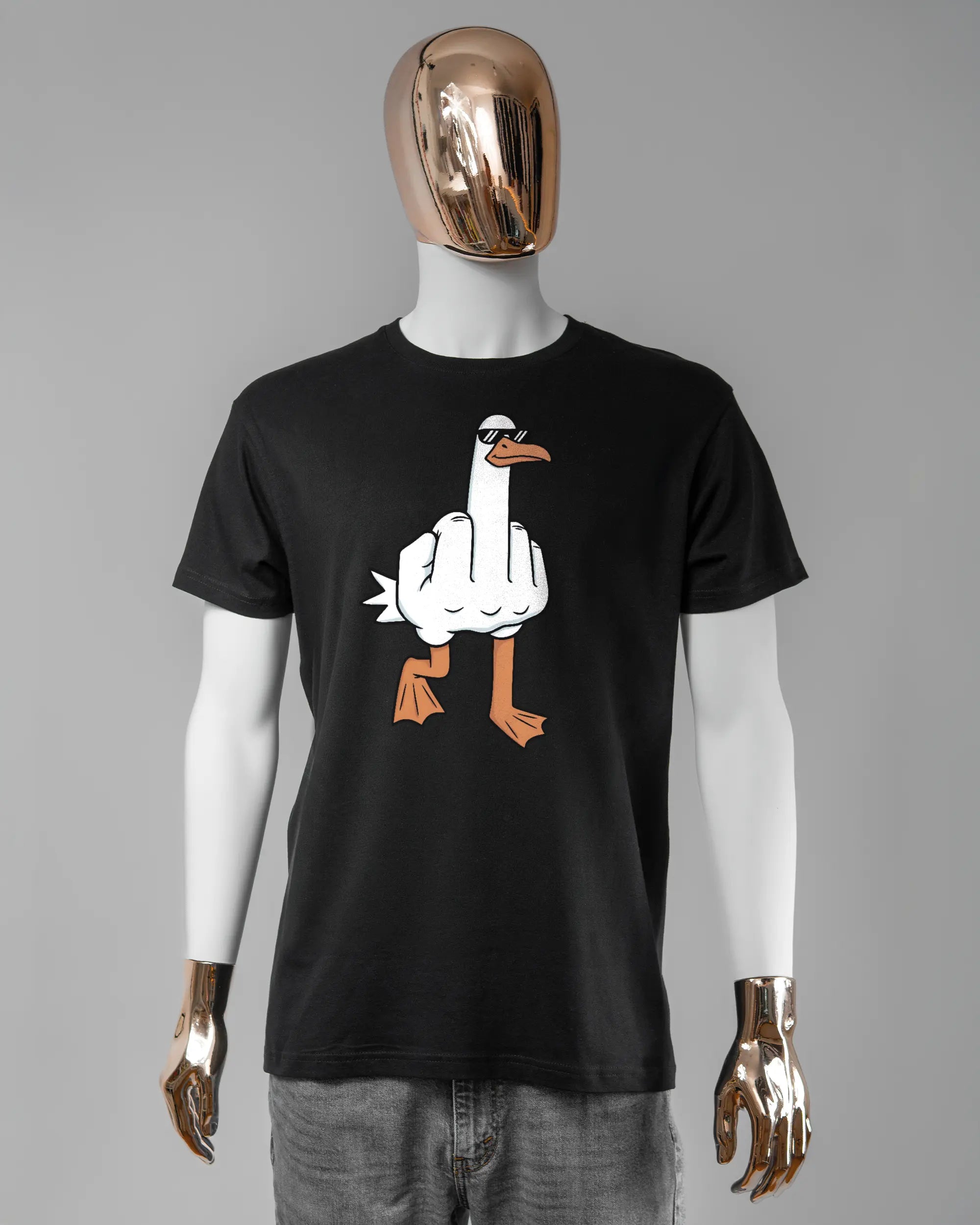 Vorderseite des Basic Unisex T-Shirt Soft von Maondo mit dem Design I give a duck in der Farbe Black und in der Größe L getragen von einer maskulinen Puppe