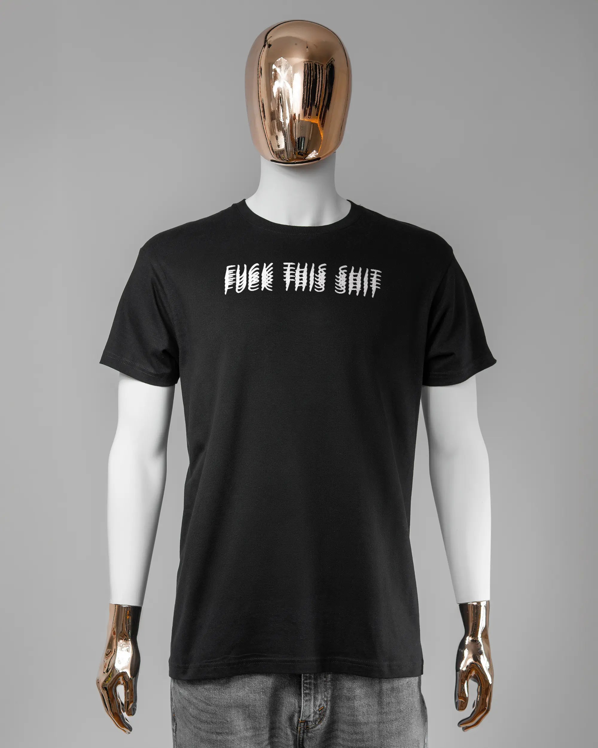 Vorderseite des Basic Unisex T-Shirt Soft von Maondo mit dem Design Hidden Message in der Farbe Black und in der Größe L getragen von einer maskulinen Puppe