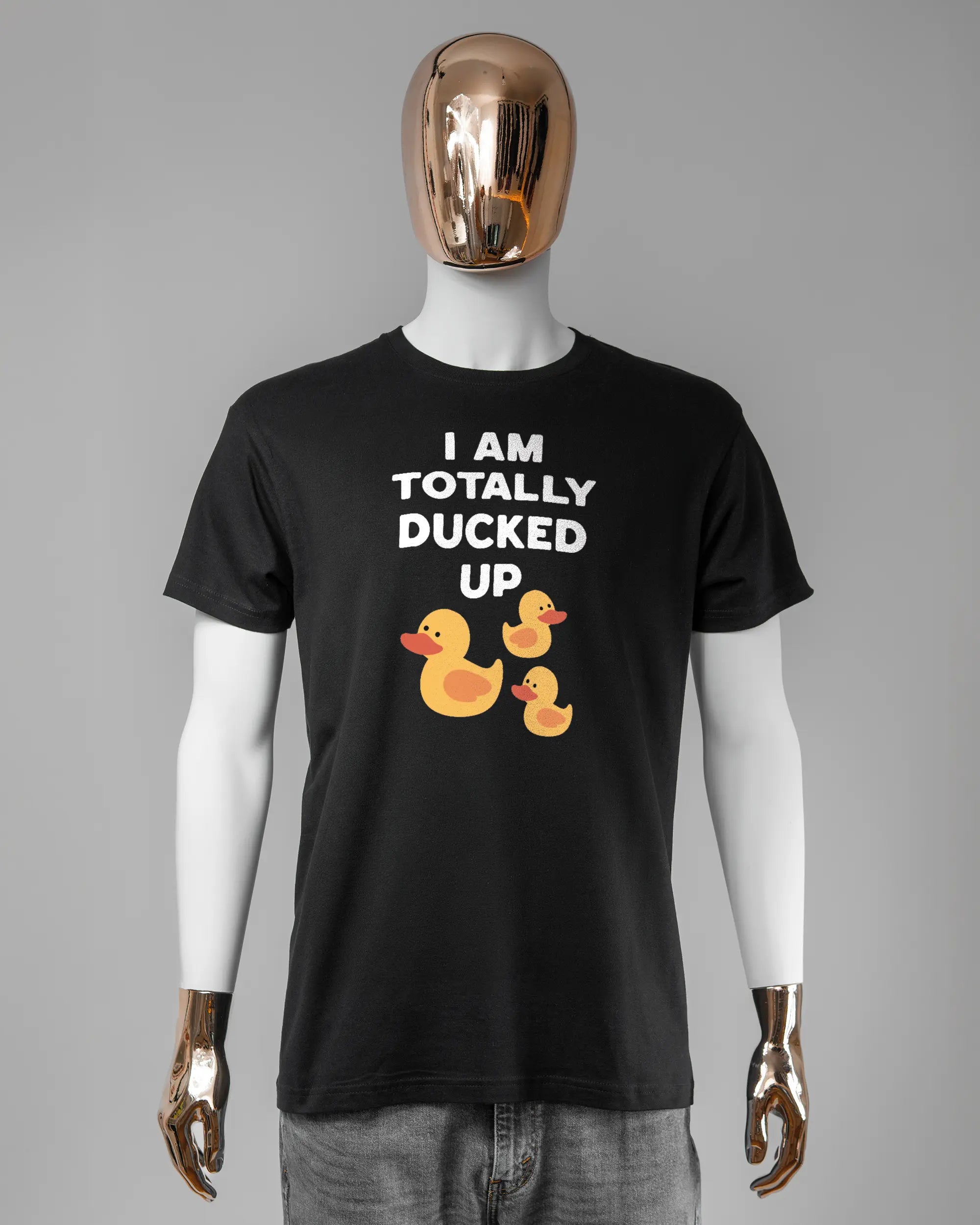 Vorderseite des Basic Unisex T-Shirt Soft von Maondo mit dem Design Ducked Up in der Farbe Black und in der Größe L getragen von einer maskulinen Puppe