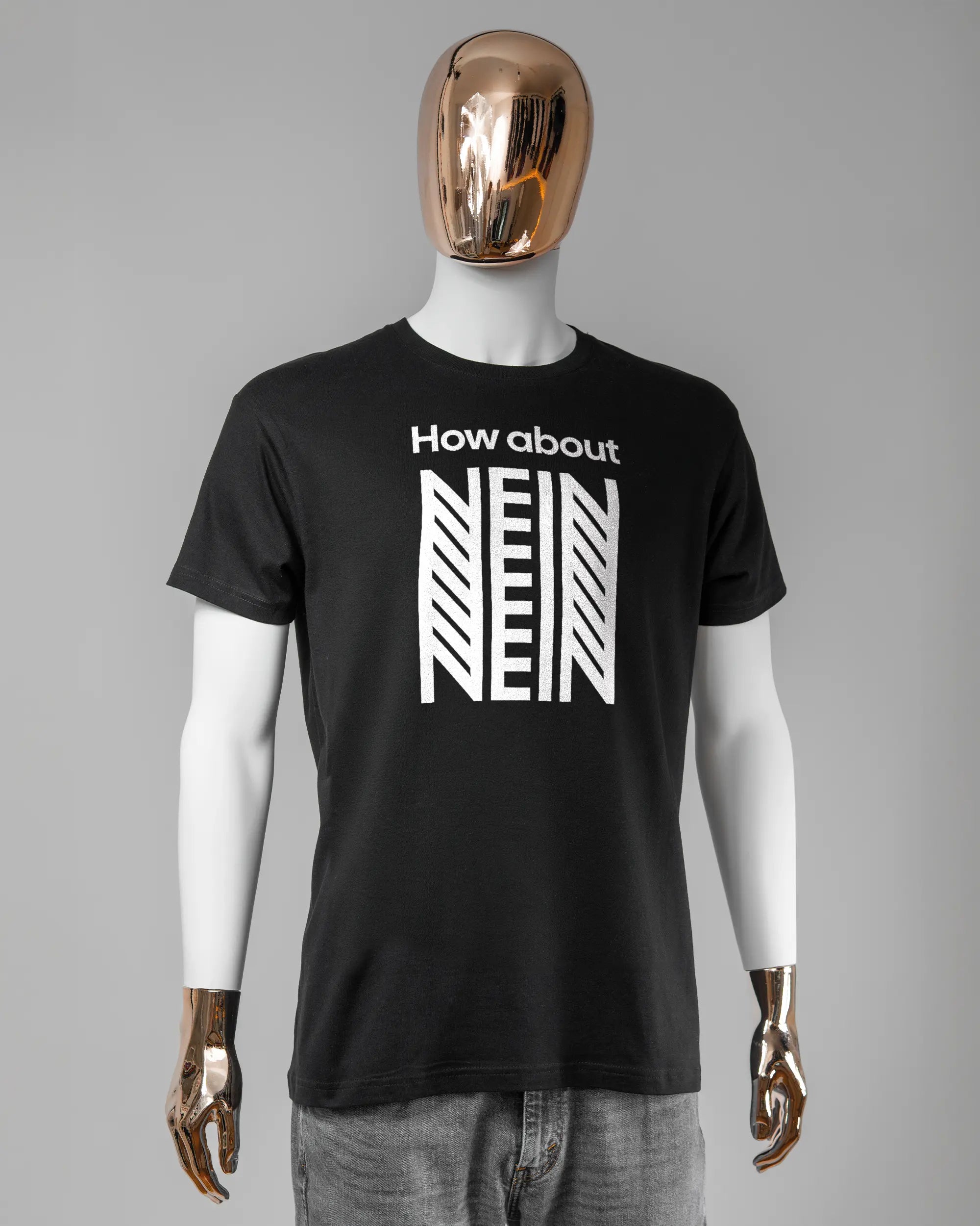 Vorderseite des Basic Unisex T-Shirt Soft von Maondo mit dem Design How about nein in der Farbe Black und in der Größe L getragen von einer maskulinen Puppe