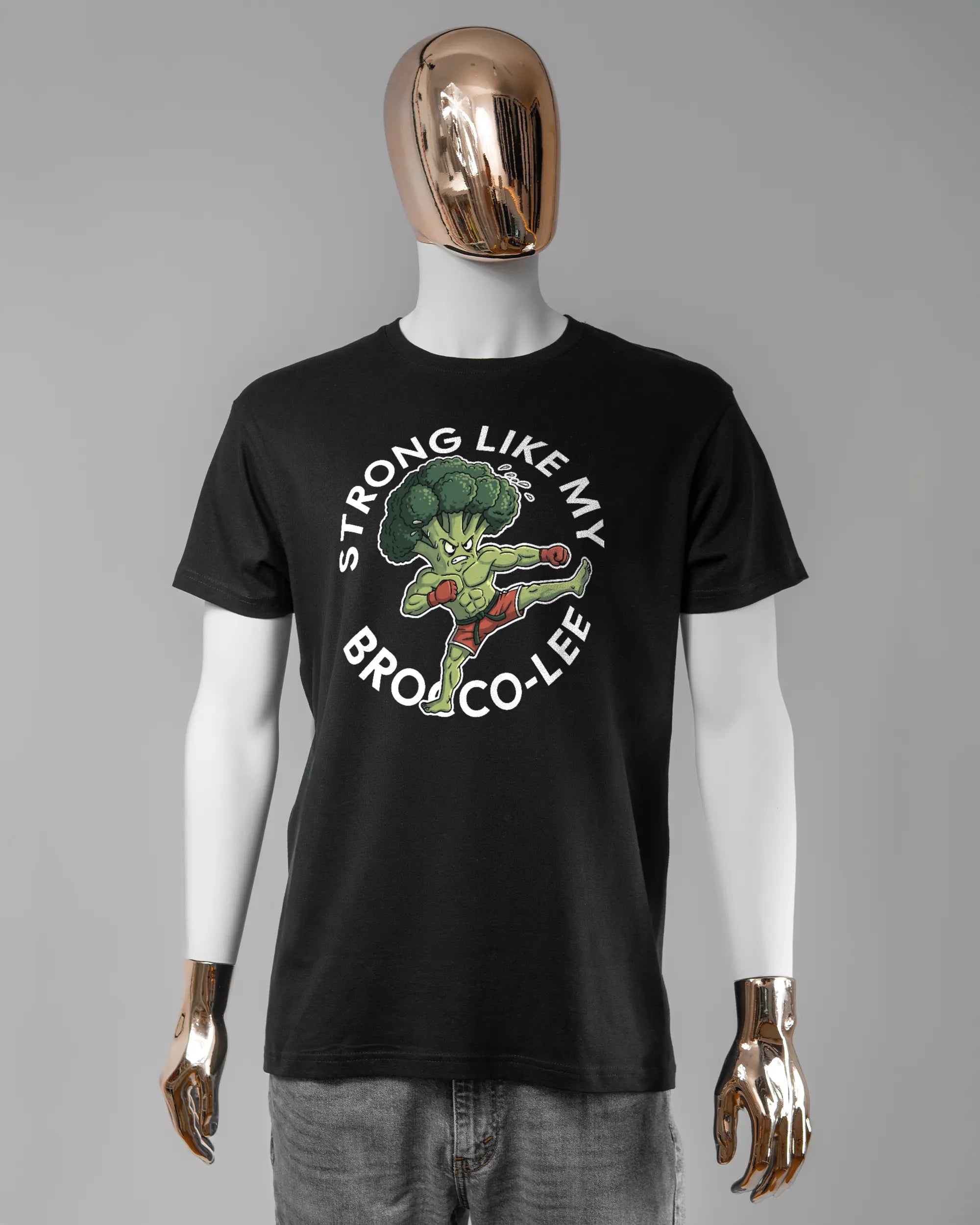 Vorderseite des Basic Unisex T-Shirt Soft von Maondo mit dem Design Brocco-Lee in der Farbe Black und in der Größe L getragen von einer maskulinen Puppe
