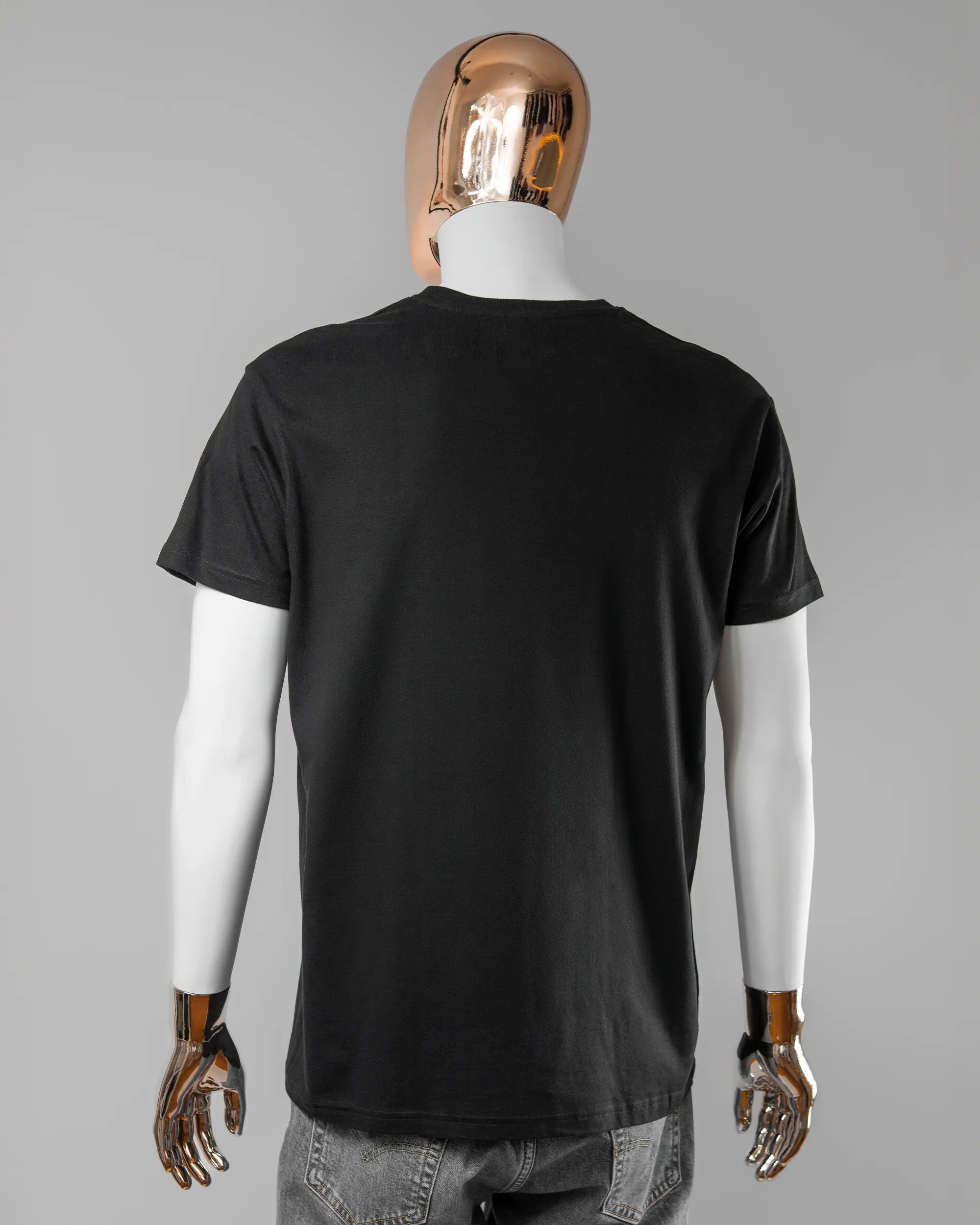 Rückseite des Basic Unisex T-Shirt Soft von Maondo ohne Motiv in der Farbe Black und in der Größe L getragen von einer maskulinen Puppe