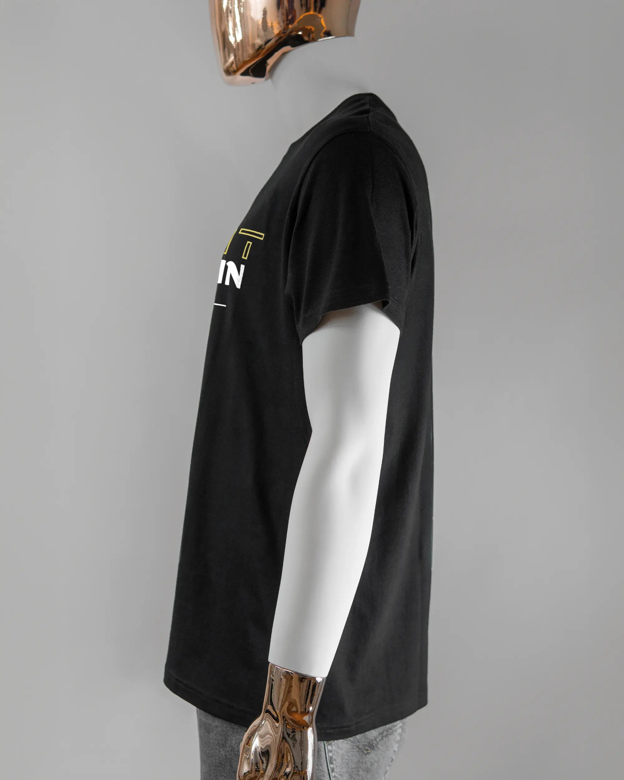 Seitenansicht des Basic Unisex T-Shirt Soft von Maondo mit dem Design Tracht mit dir vorne in der Farbe Black und in der Größe L getragen von einer maskulinen Puppe