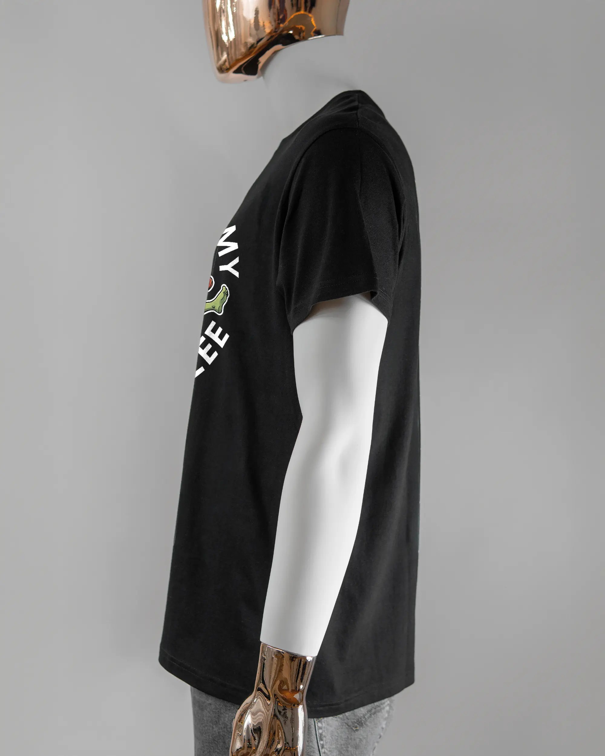 Seitenansicht des Basic Unisex T-Shirt Soft von Maondo mit dem Design Brocco-Lee vorne in der Farbe Black und in der Größe L getragen von einer maskulinen Puppe